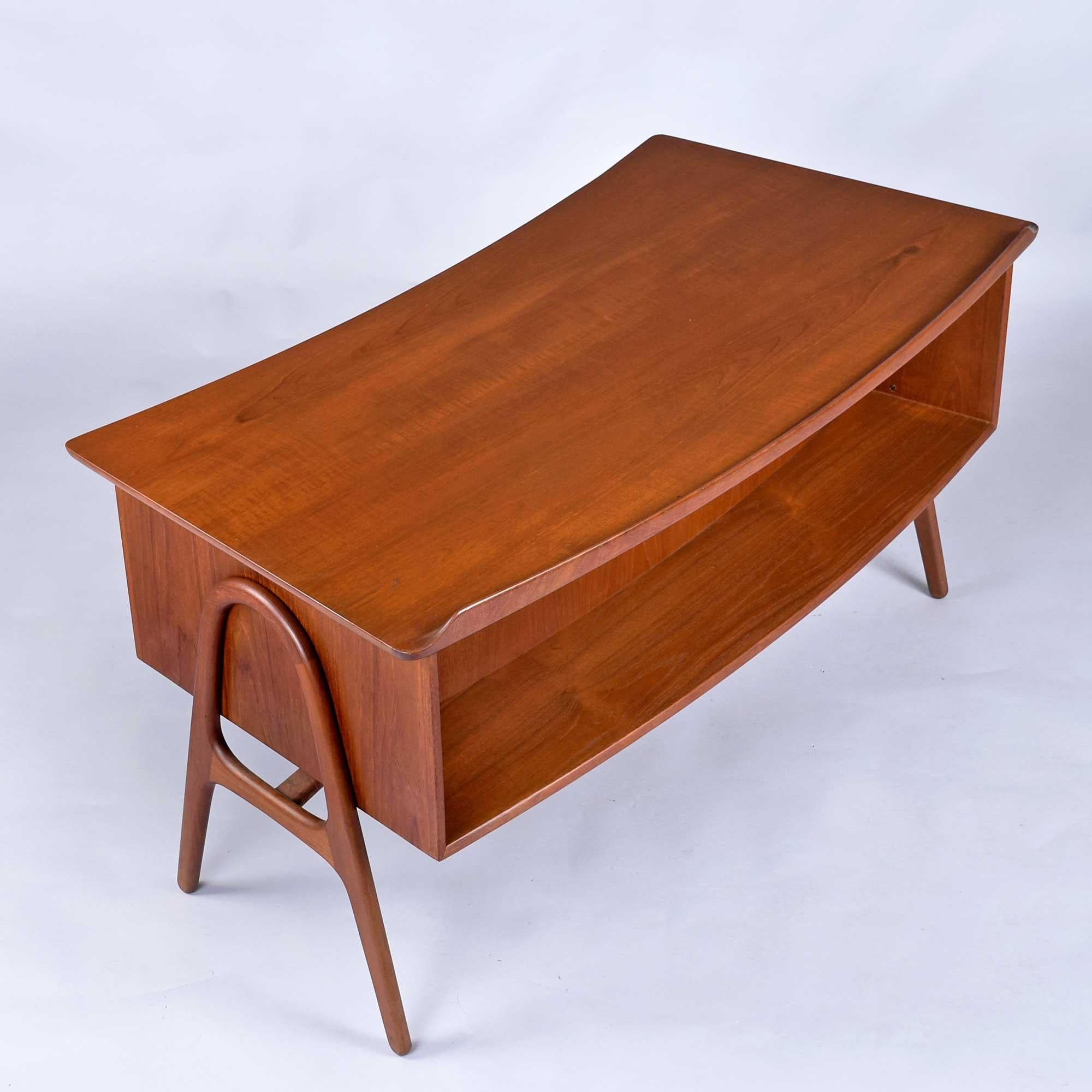 Metà XX secolo Svend Madsen Scrivania danese in teak con piano curvo e mobile libreria in vendita