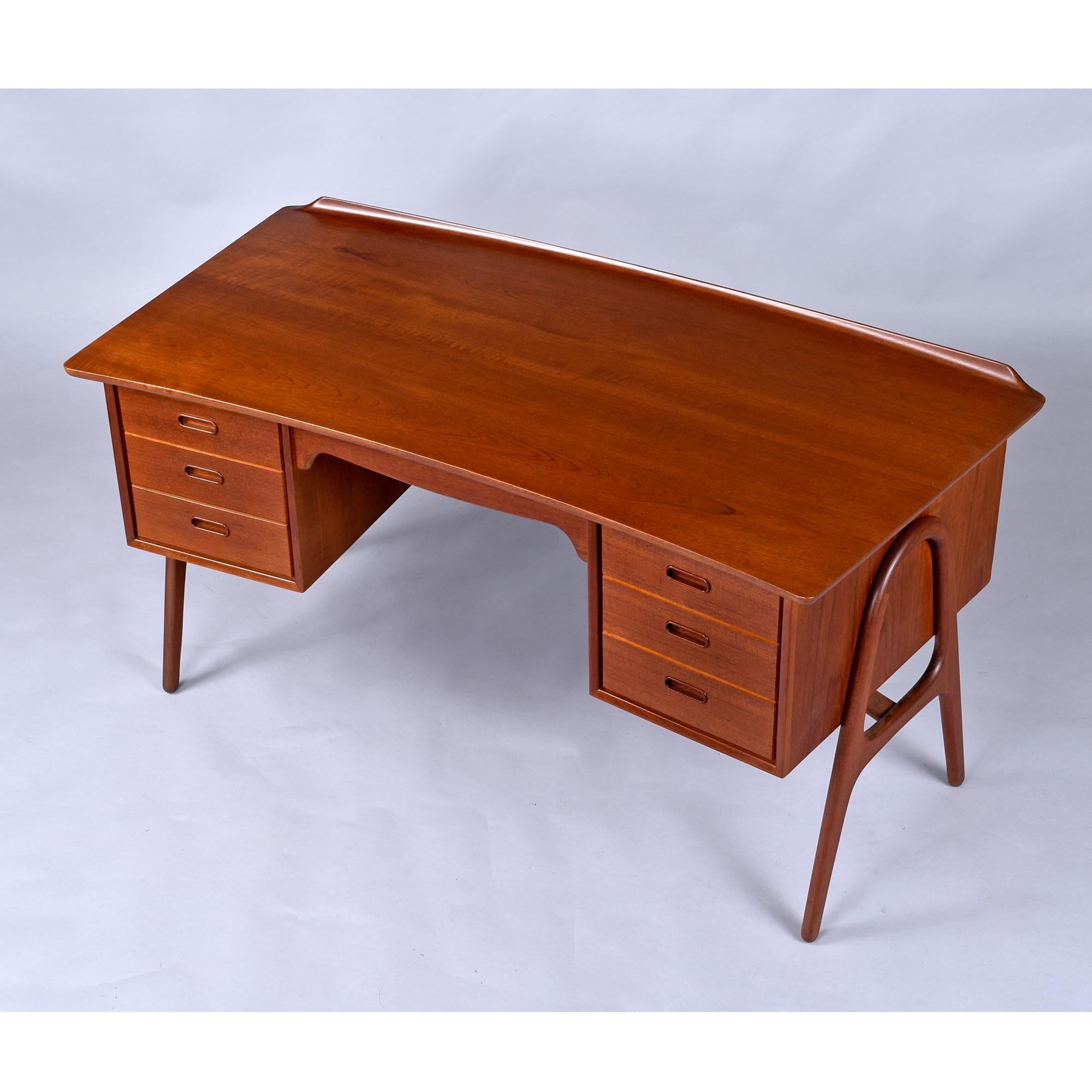 Teak Svend Madsen Scrivania danese in teak con piano curvo e mobile libreria in vendita
