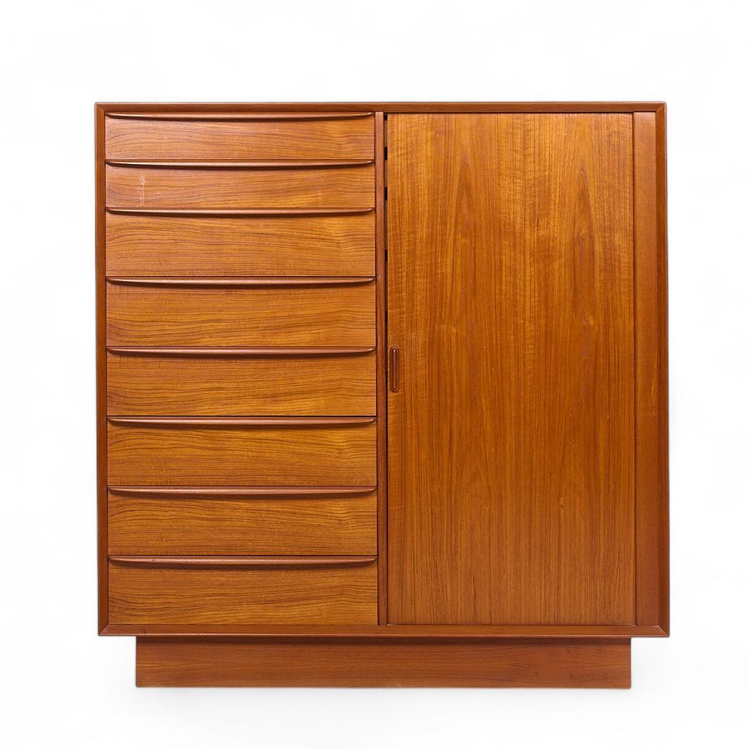 Svend Madsen for Falster Mid Century Danish Teak Tambour Door Armoire Dresser

Cette armoire mesure : 48.25 large x 19 profond x 50 pouces de haut

Tous les meubles peuvent être achetés dans ce que nous appelons un état vintage restauré. Cela