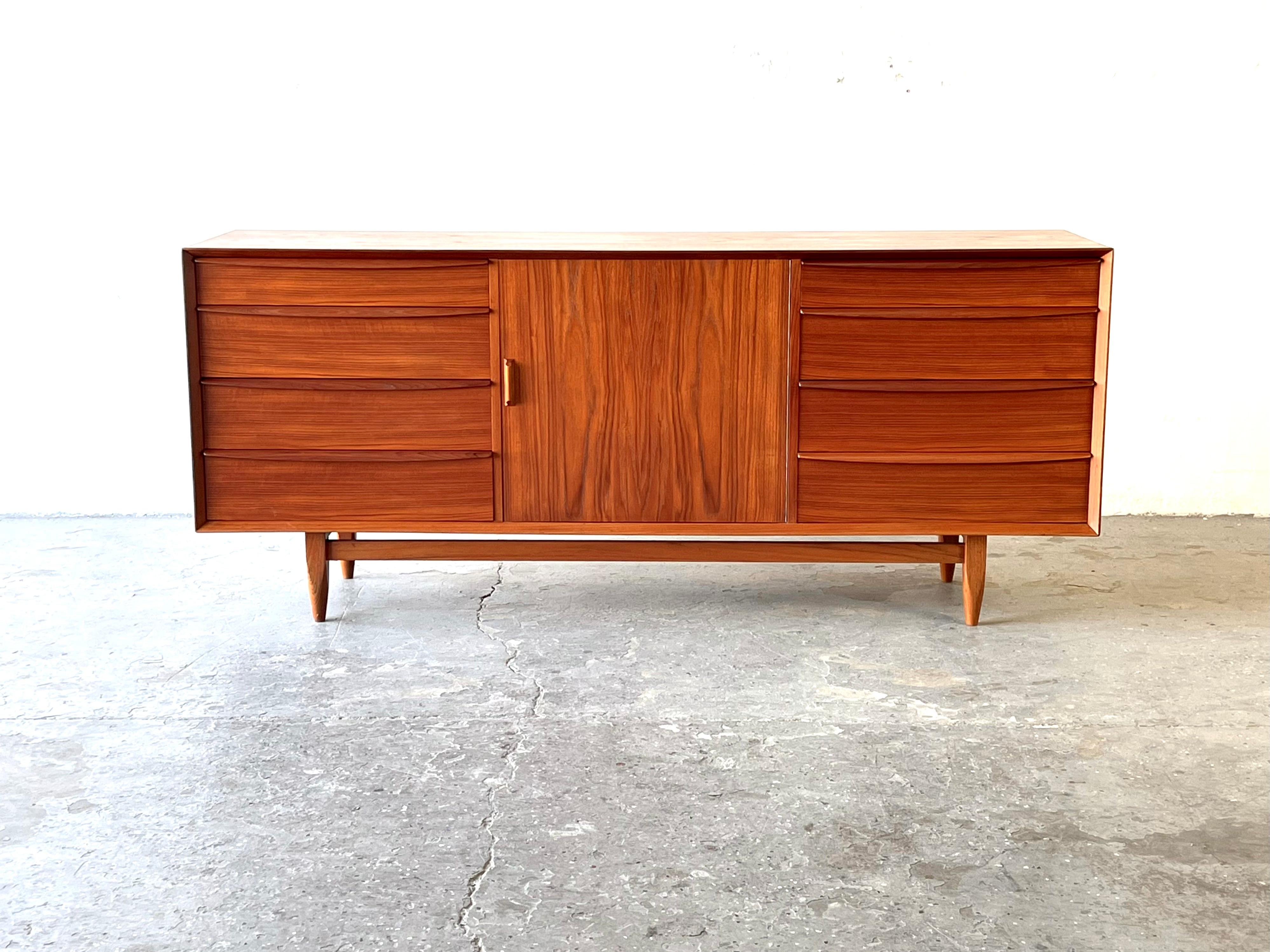 Large Svend Åge Madsen Danish teak credenza For Falster Møbelfabrik


Denmark, ca. 1960s. A beautifully made teak sideboard or credenza designed by Svend Åge Madsen for Falster Møbelfabrik. Features eight generous drawers with sculptural, flared
