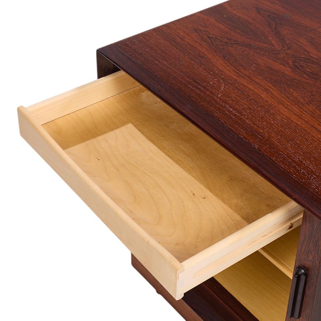 Comodini con porta a tamburo in legno di palissandro di Svend Madsen, metà secolo, Danimarca - Coppia in vendita 3