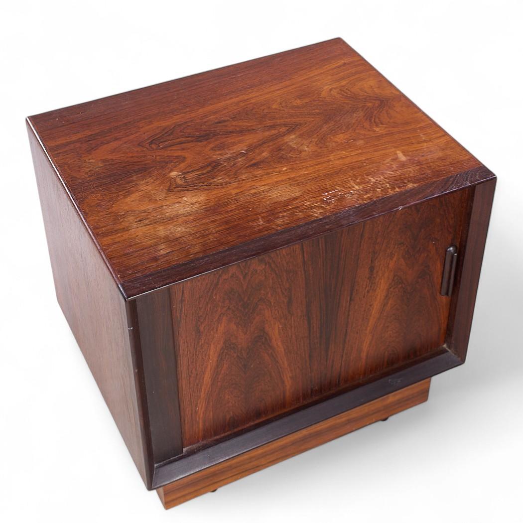 Comodini con porta a tamburo in legno di palissandro di Svend Madsen, metà secolo, Danimarca - Coppia in vendita 4