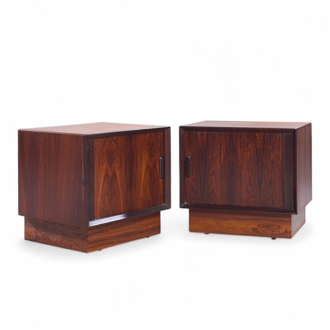 Comodini con porta a tamburo in legno di palissandro di Svend Madsen, metà secolo, Danimarca - Coppia

Ogni comodino misura: 21,75 larghezza x 17,25 profondità x 20,25 pollici di altezza

Tutti i mobili possono essere acquistati in quello che noi