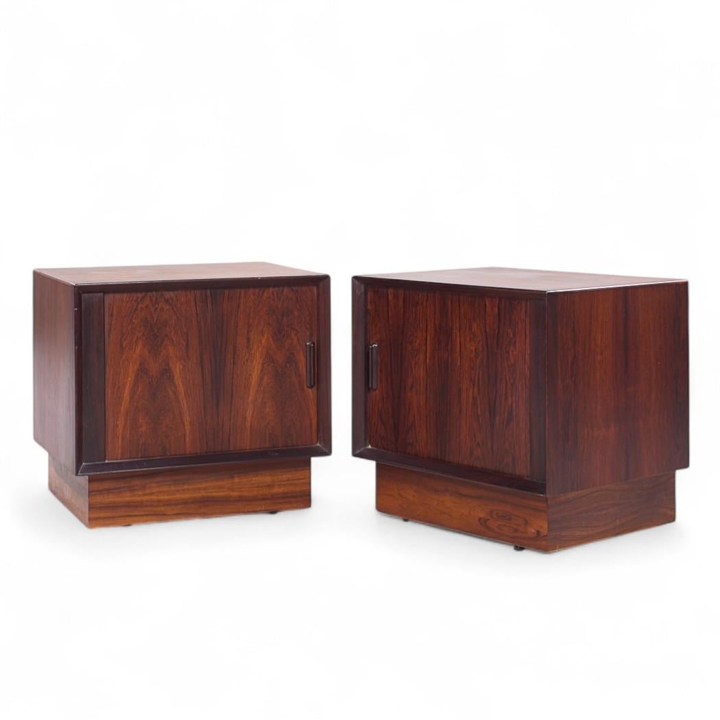 Mid-Century moderno Comodini con porta a tamburo in legno di palissandro di Svend Madsen, metà secolo, Danimarca - Coppia in vendita