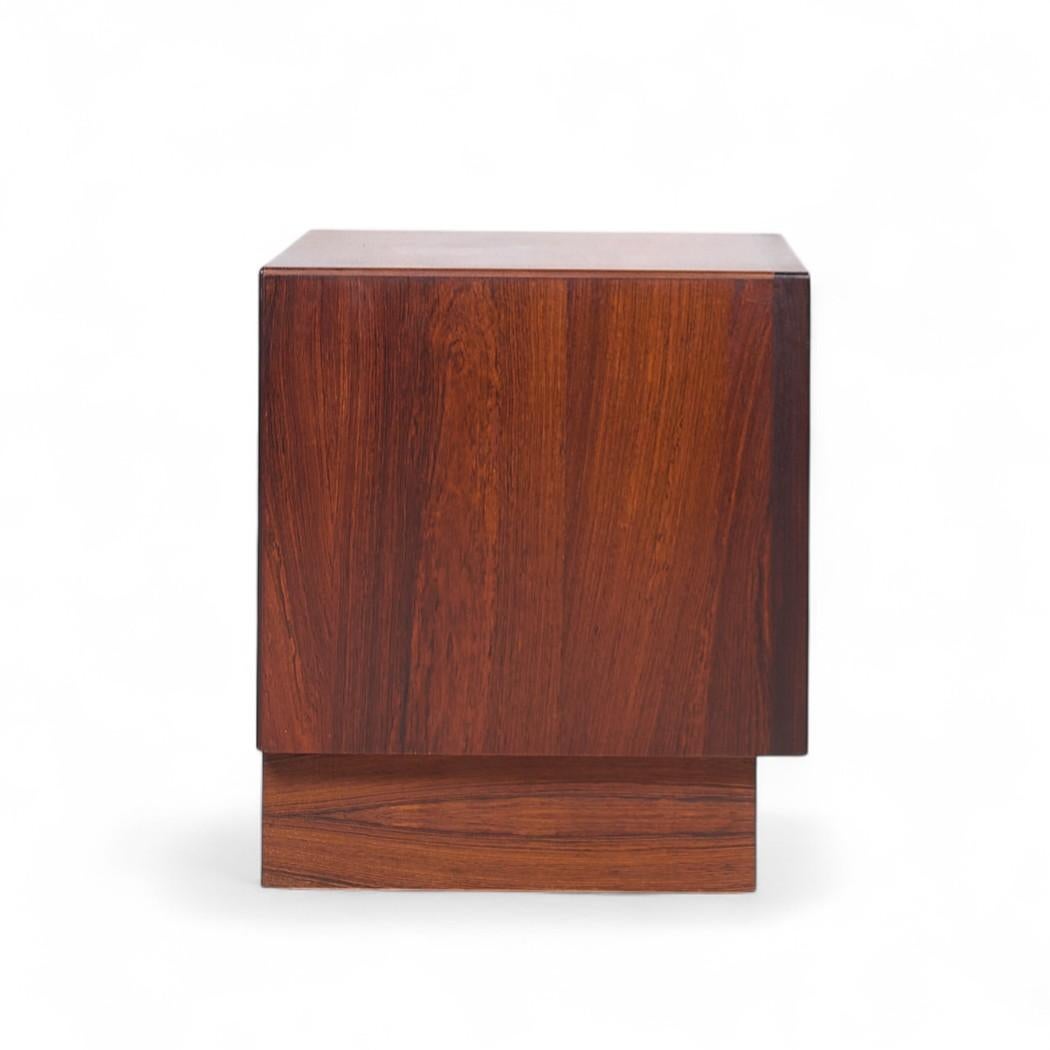 Danese Comodini con porta a tamburo in legno di palissandro di Svend Madsen, metà secolo, Danimarca - Coppia in vendita