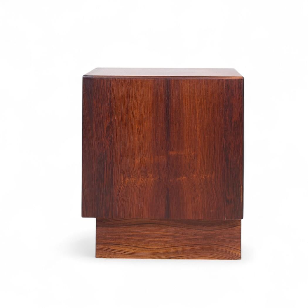 Comodini con porta a tamburo in legno di palissandro di Svend Madsen, metà secolo, Danimarca - Coppia In condizioni buone in vendita a Countryside, IL