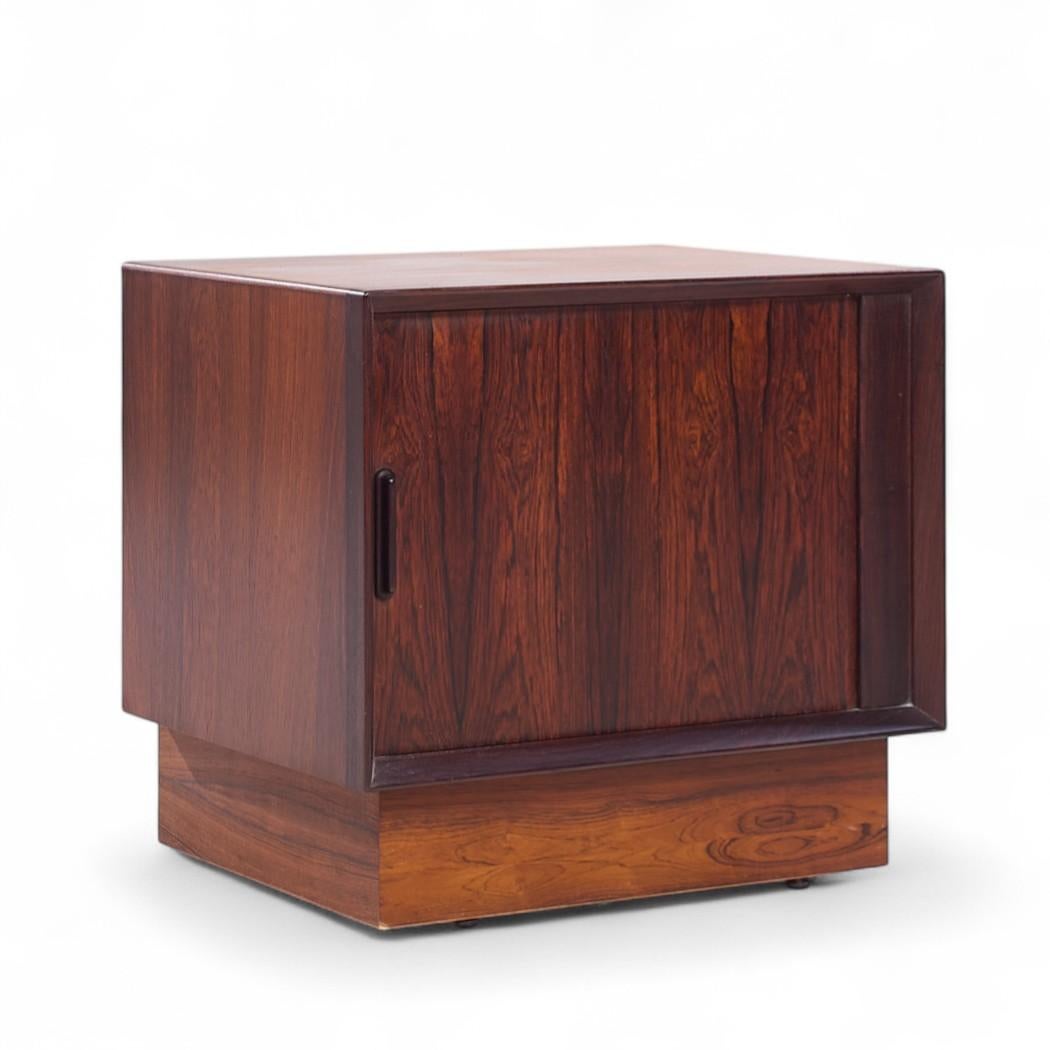 XX secolo Comodini con porta a tamburo in legno di palissandro di Svend Madsen, metà secolo, Danimarca - Coppia in vendita