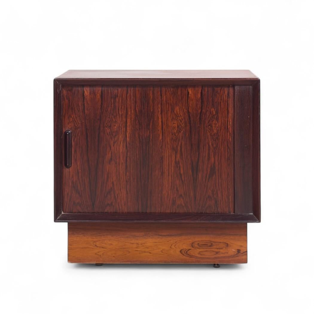 Palissandro Comodini con porta a tamburo in legno di palissandro di Svend Madsen, metà secolo, Danimarca - Coppia in vendita