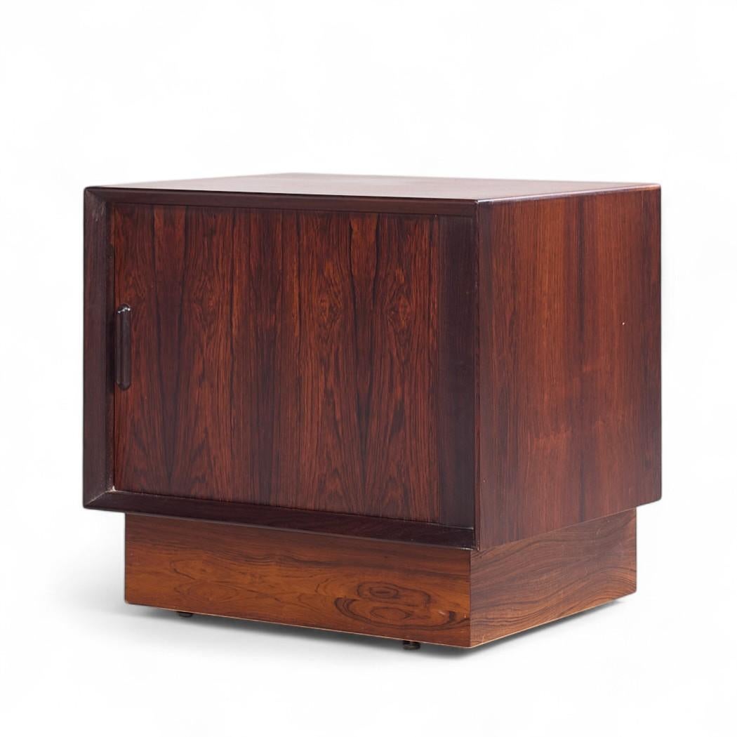 Comodini con porta a tamburo in legno di palissandro di Svend Madsen, metà secolo, Danimarca - Coppia in vendita 2