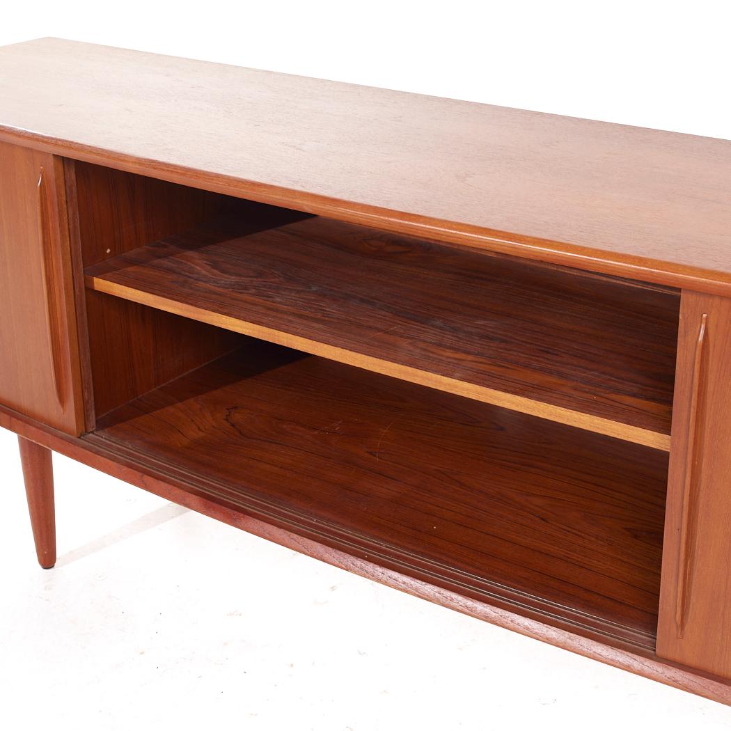 Svend Madsen Credenza danese di metà secolo in teak a fronte curvo in vendita 3