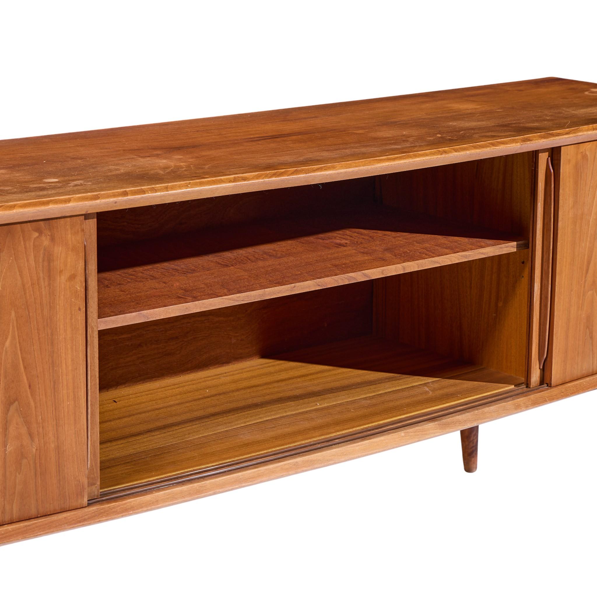 Credenza de teca danesa de mediados de siglo Svend Madsen de frente curvo en venta 3