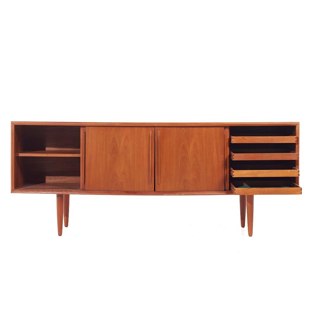 Svend Madsen Credenza danese di metà secolo in teak a fronte curvo in vendita 4