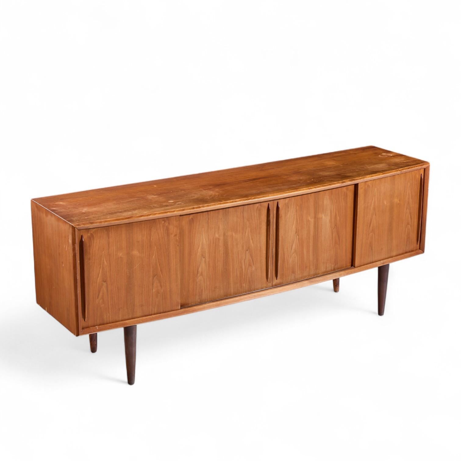 Credenza de teca danesa de mediados de siglo Svend Madsen de frente curvo en venta 4