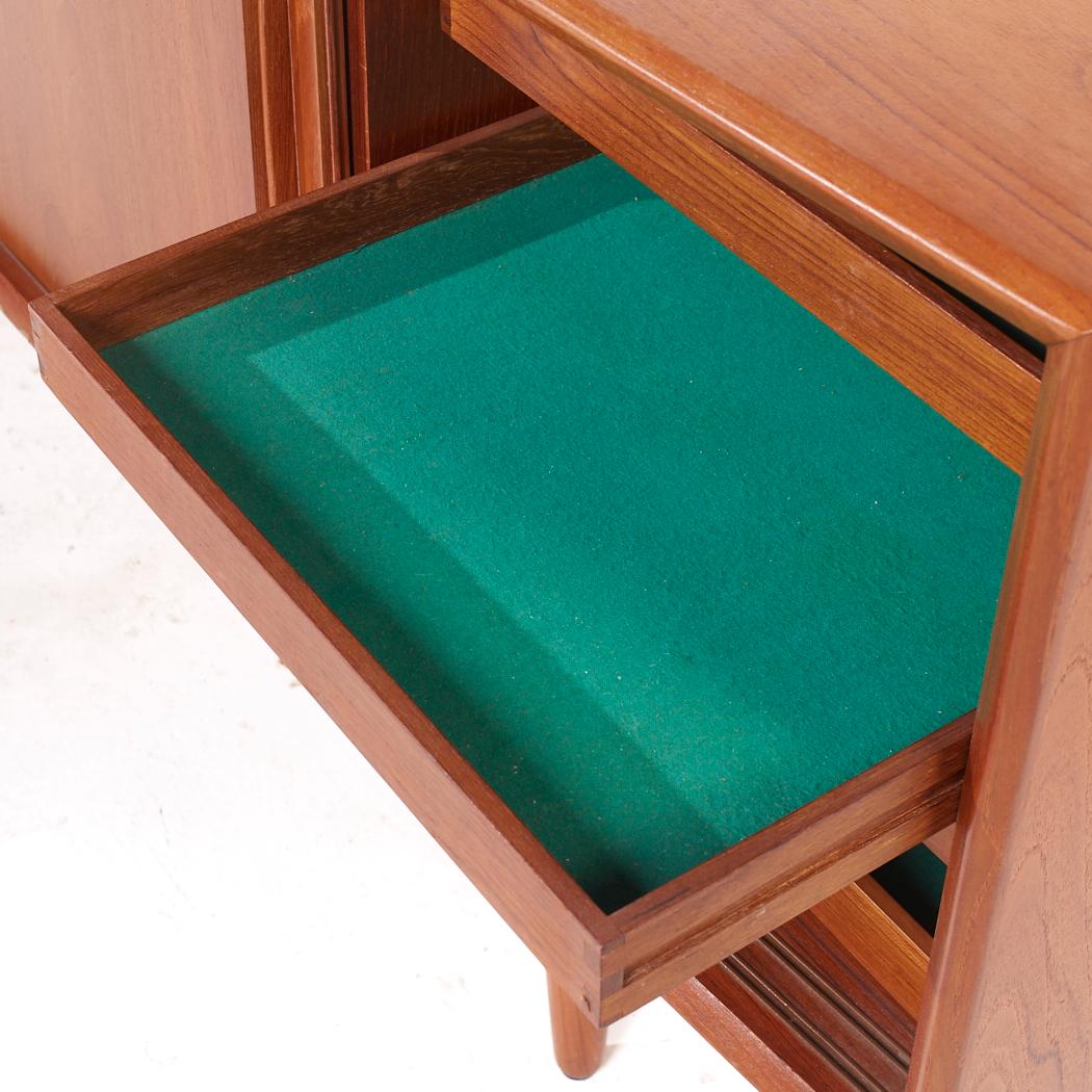 Svend Madsen Credenza danese di metà secolo in teak a fronte curvo in vendita 5