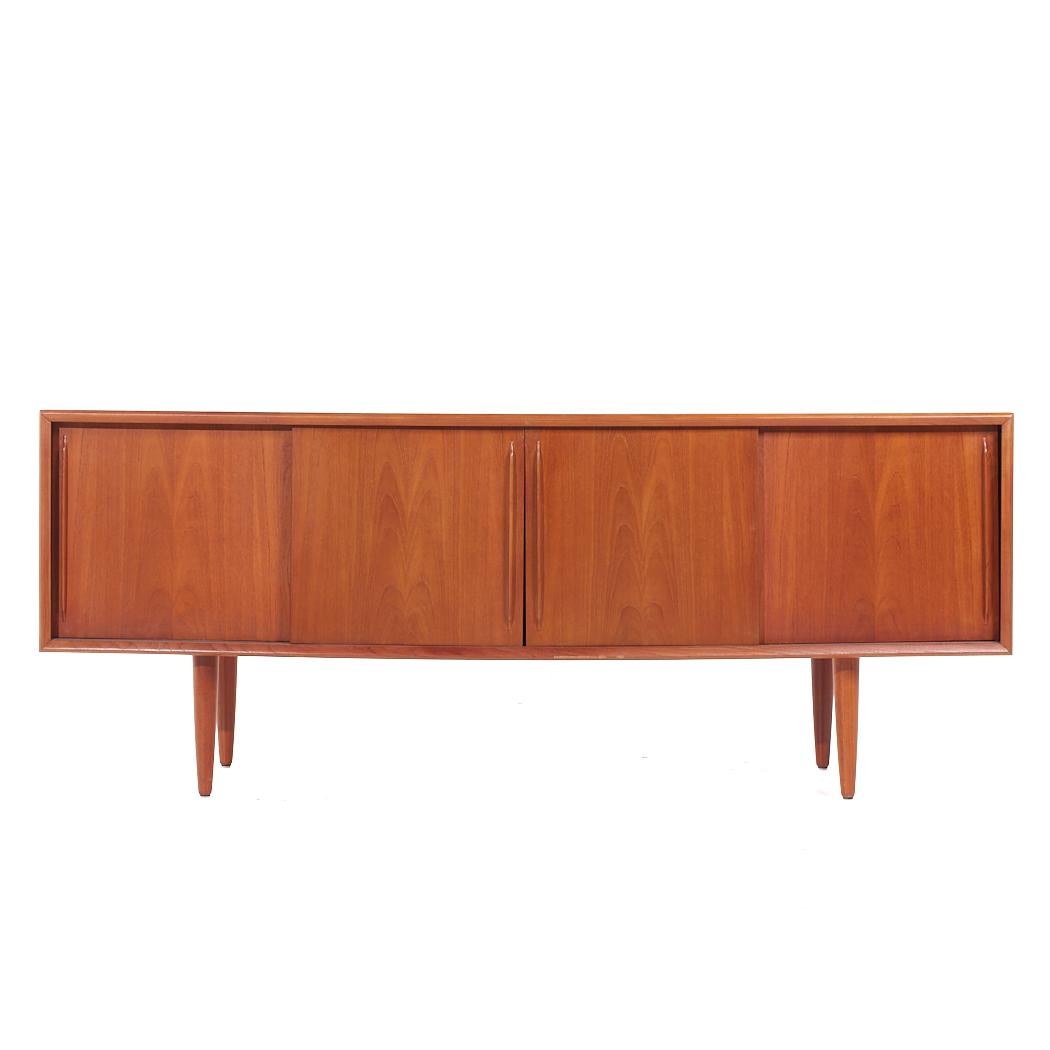 Svend Madsen Credenza danese di metà secolo in teak a fronte curvo

Questa credenza misura: 78,75 larghezza x 20 profondità x 31,75 altezza

Tutti i mobili possono essere acquistati in quello che noi chiamiamo stato vintage restaurato. Ciò significa