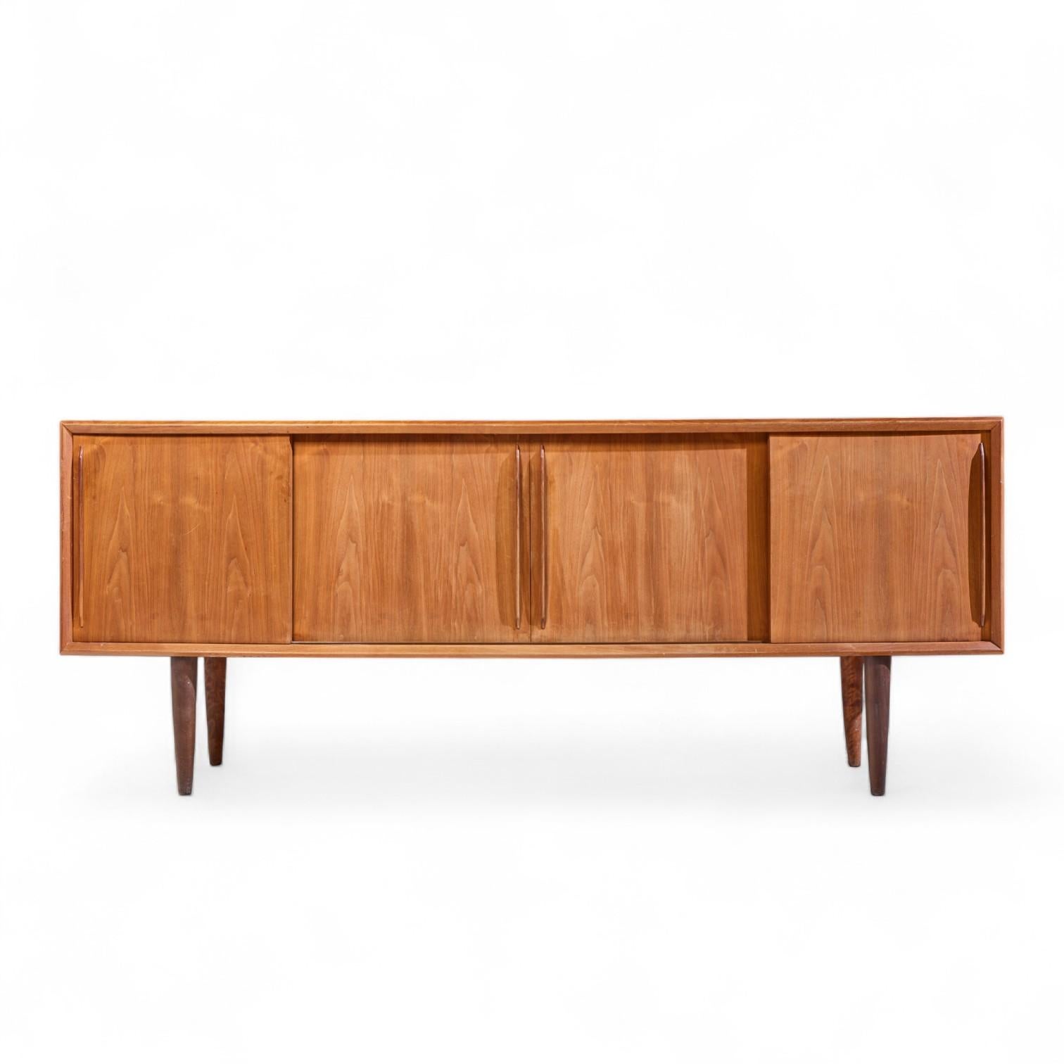 Credenza de teca danesa de mediados de siglo Svend Madsen de frente curvo

Este aparador mide 78,75 de ancho x 20,25 de fondo x 31,25 pulgadas de alto

Estado Vintage Regular - La Credenza tiene Pérdida de Manchas y Desgaste por Todas Partes. El