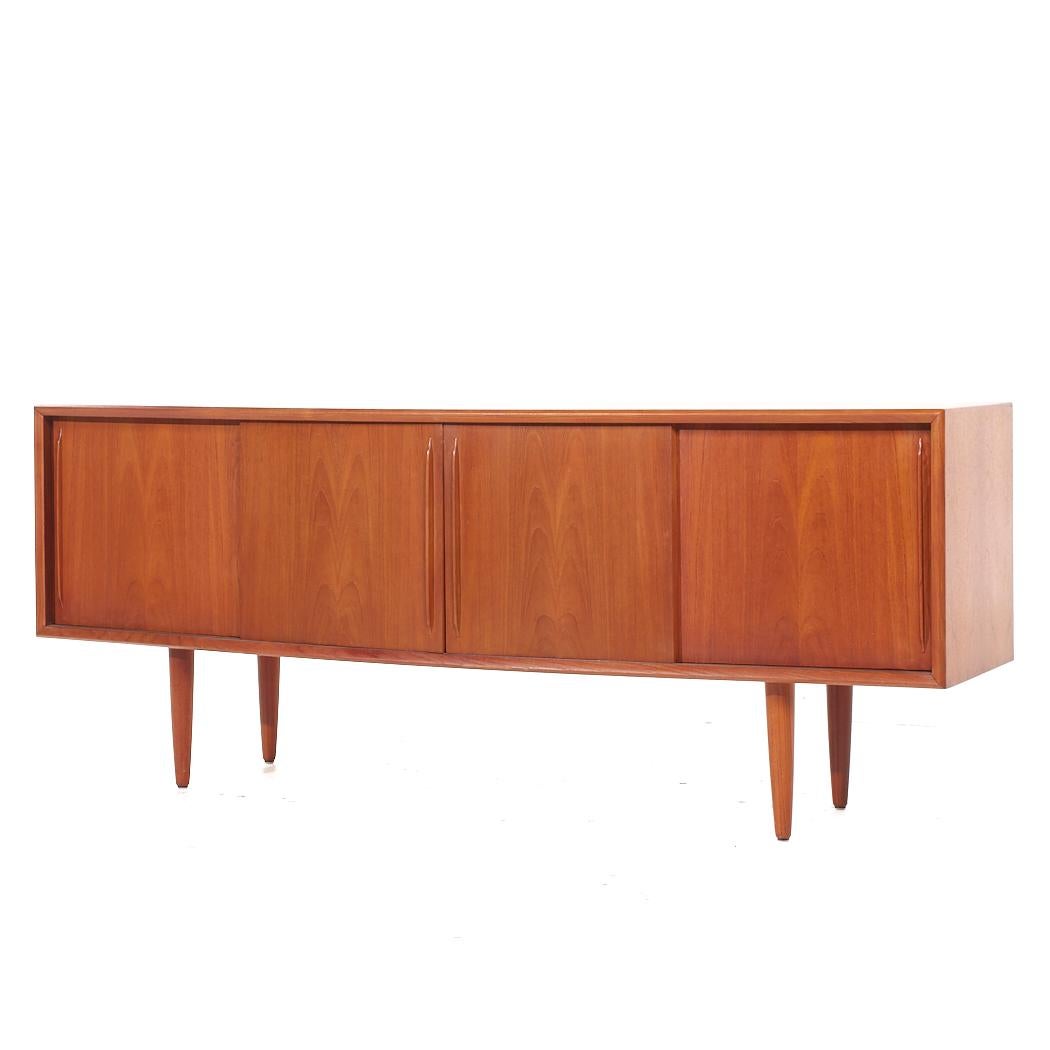Mid-Century moderno Svend Madsen Credenza danese di metà secolo in teak a fronte curvo in vendita