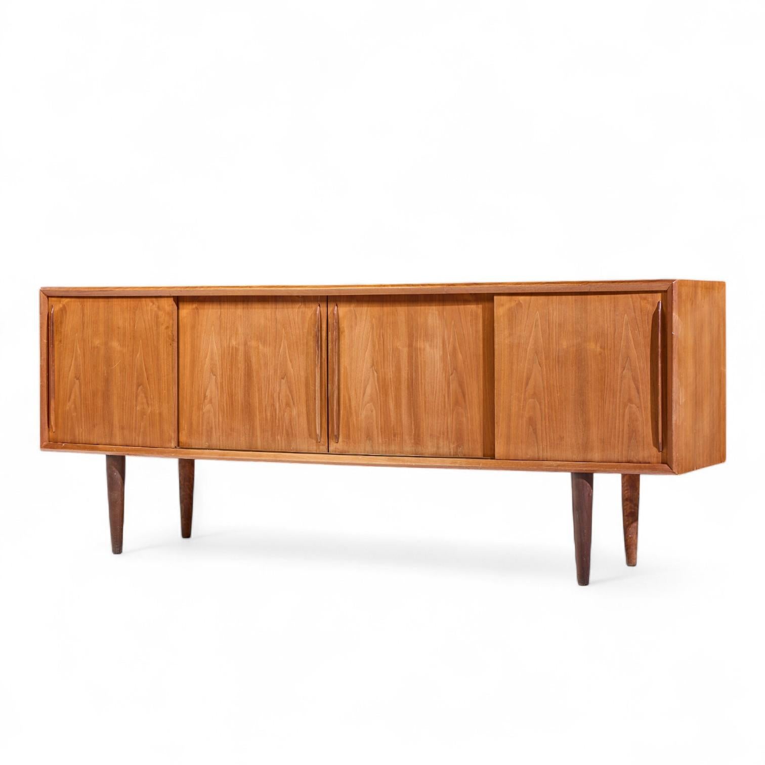 Credenza de teca danesa de mediados de siglo Svend Madsen de frente curvo Moderno de mediados de siglo en venta