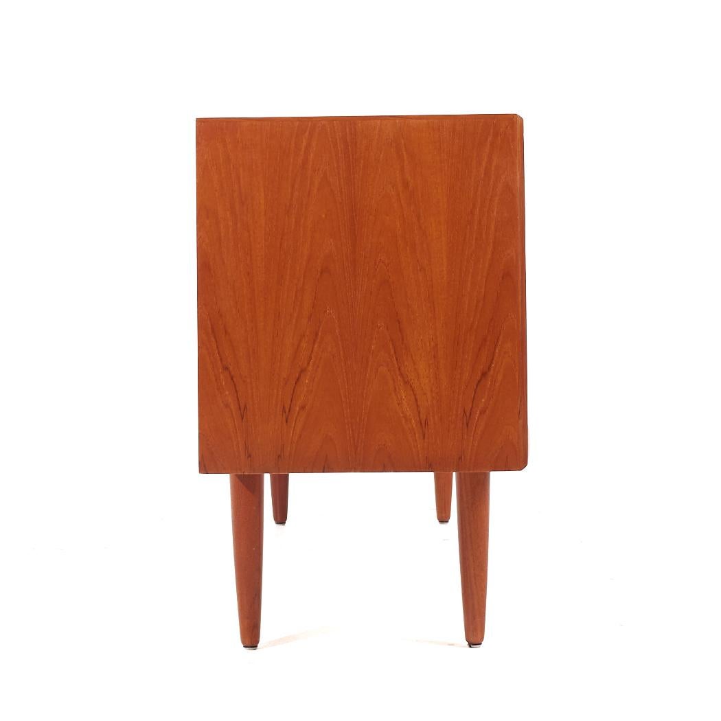 Danese Svend Madsen Credenza danese di metà secolo in teak a fronte curvo in vendita