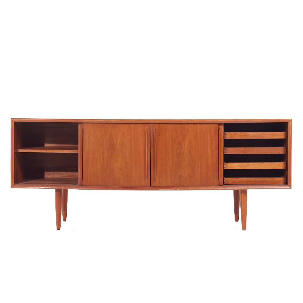 Svend Madsen Credenza danese di metà secolo in teak a fronte curvo In condizioni buone in vendita a Countryside, IL
