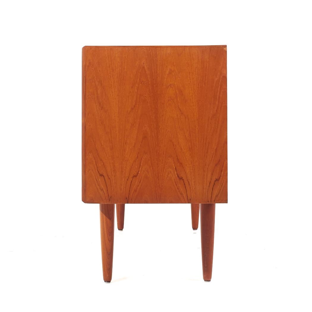 Fine XX secolo Svend Madsen Credenza danese di metà secolo in teak a fronte curvo in vendita