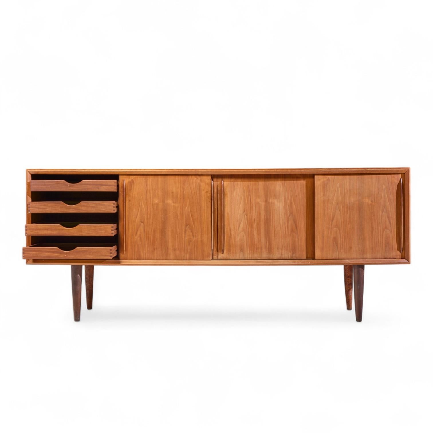 Credenza de teca danesa de mediados de siglo Svend Madsen de frente curvo siglo XX en venta