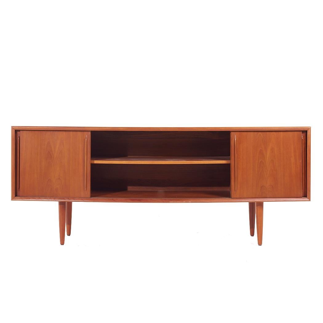 Svend Madsen Credenza danese di metà secolo in teak a fronte curvo in vendita 1