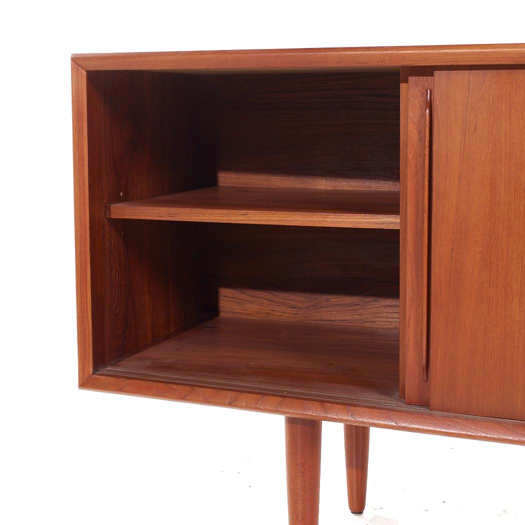 Svend Madsen Credenza danese di metà secolo in teak a fronte curvo in vendita 2