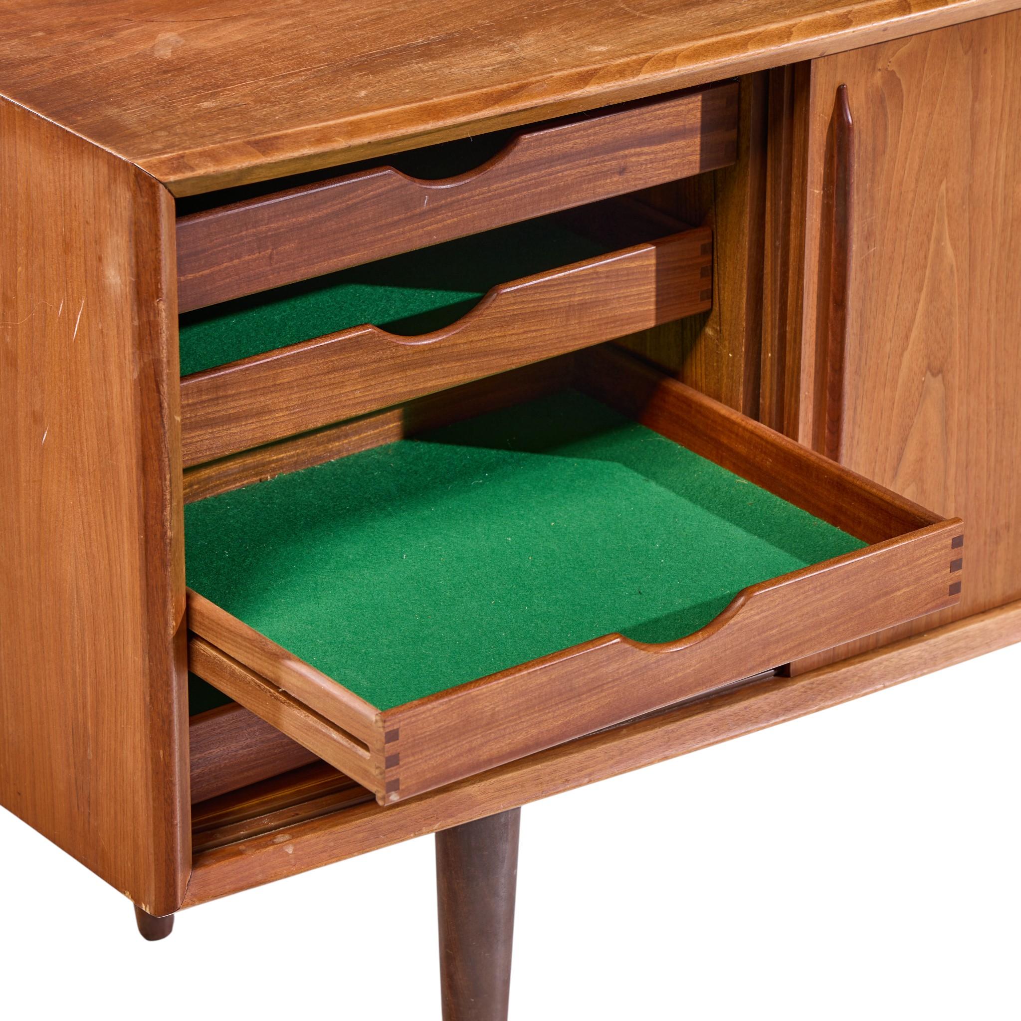 Credenza de teca danesa de mediados de siglo Svend Madsen de frente curvo en venta 2