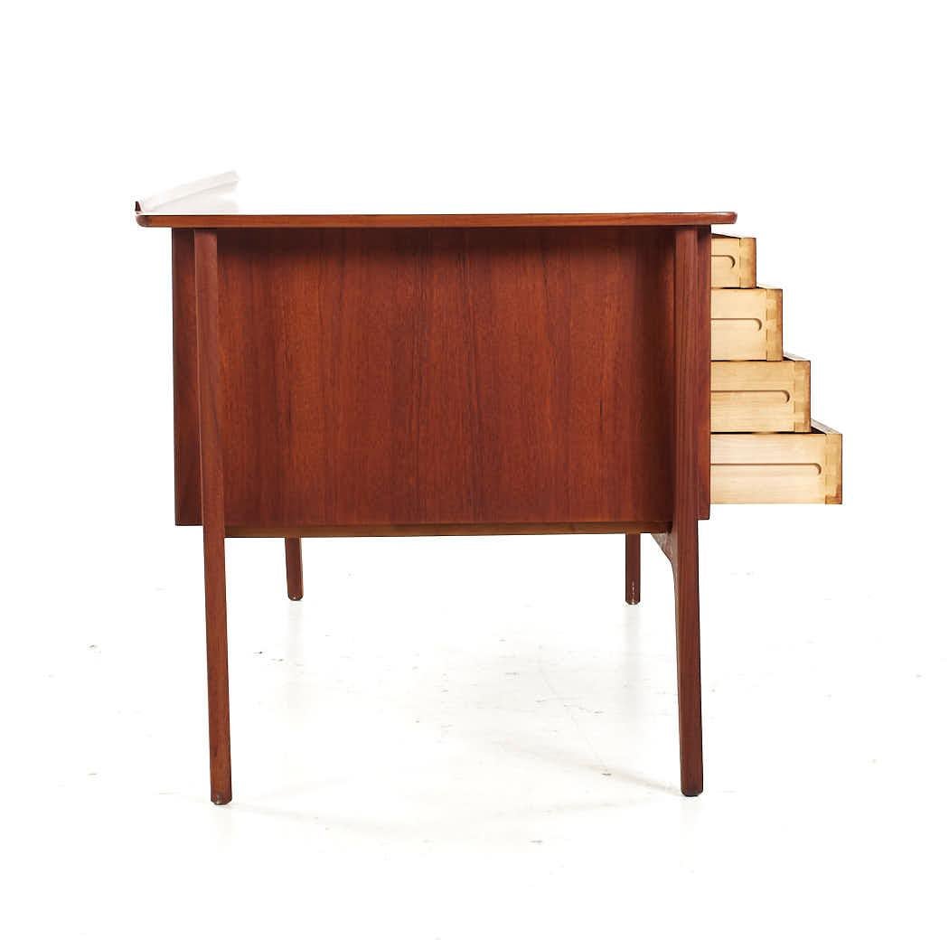 Svend Madsen Mid Century Danish Teak Desk In Good Condition For Sale In Countryside, IL
