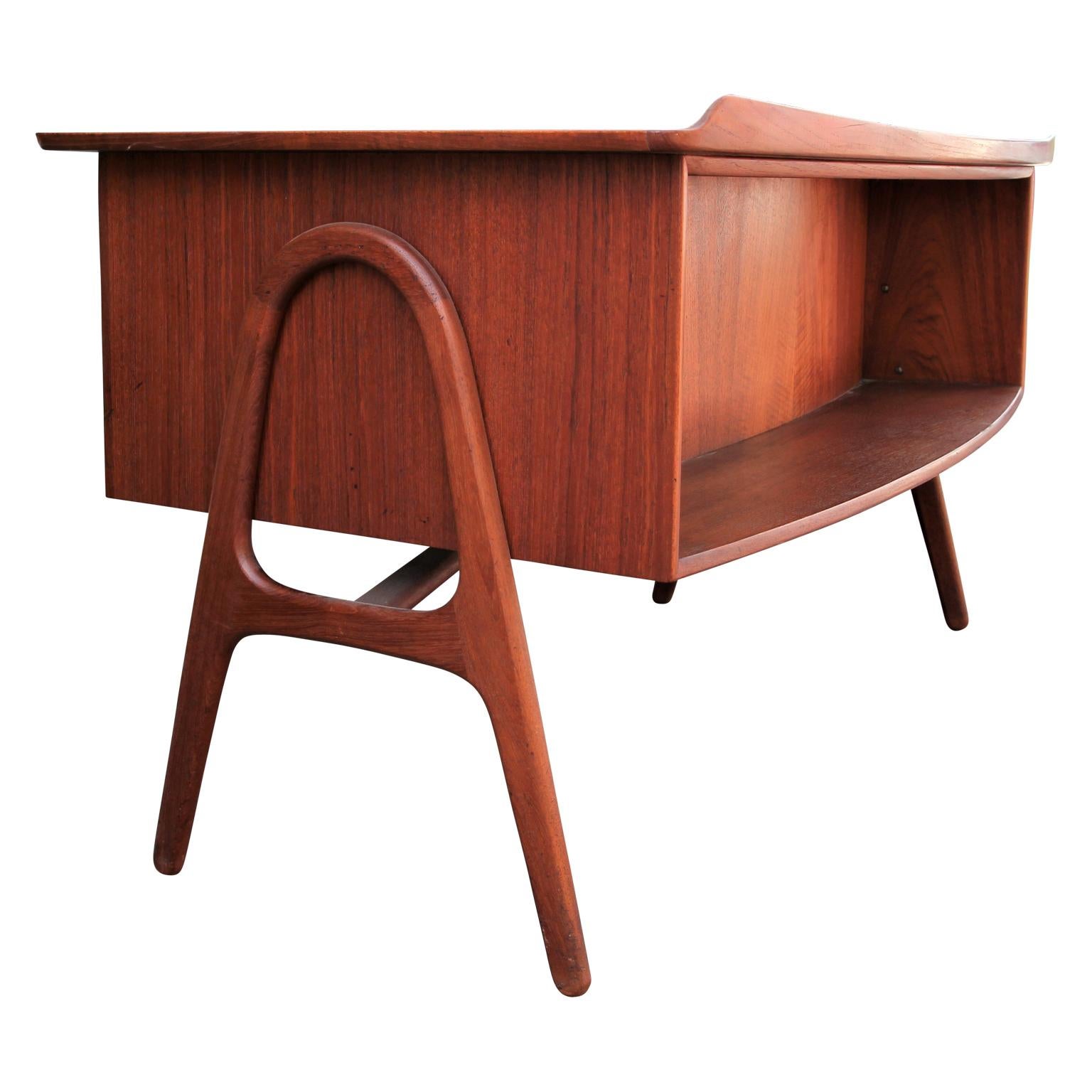 Svend Madsen Mid-Century Modern Danish Curved Teak SH 180 Desk In Good Condition In Houston, TX