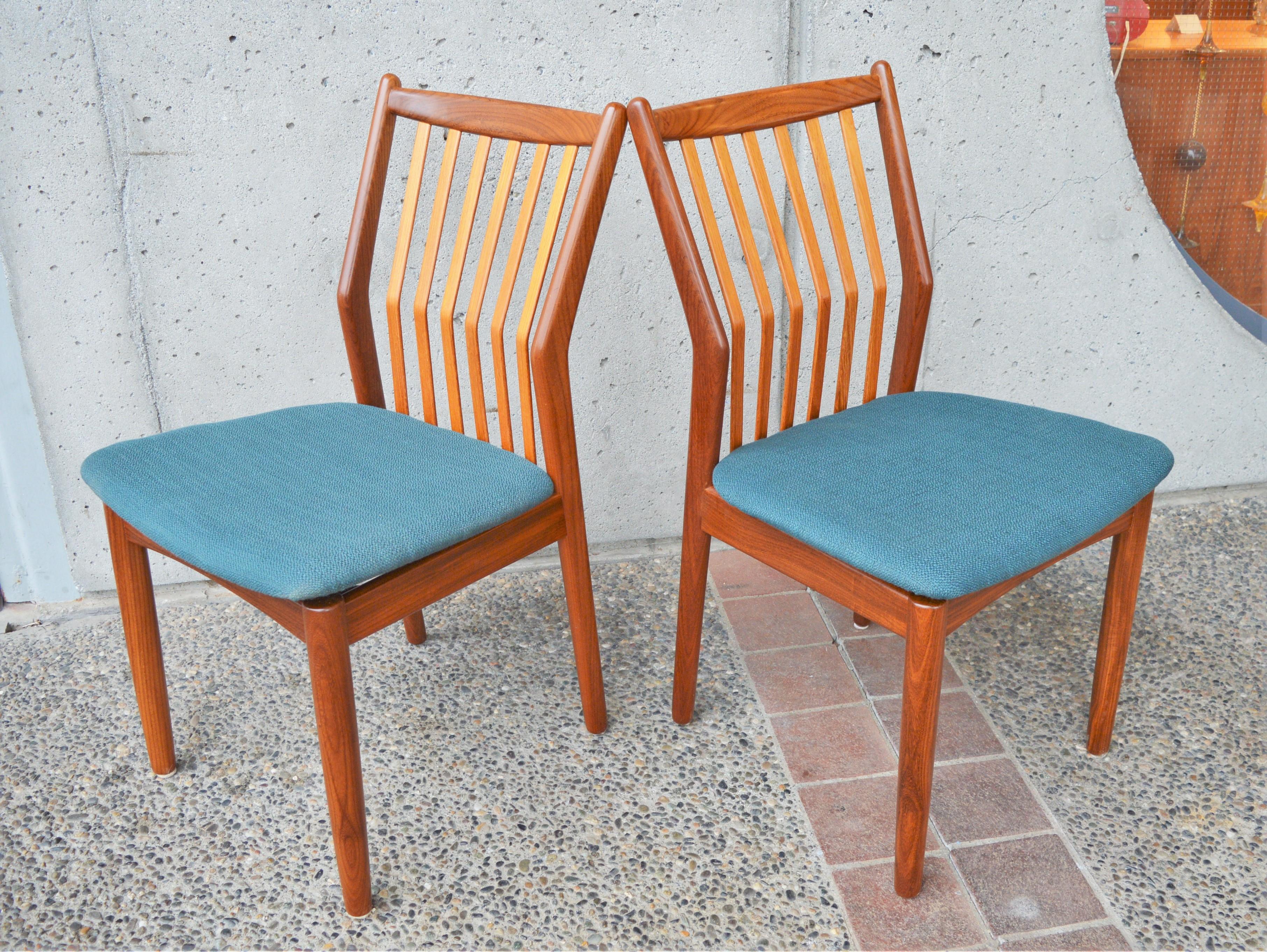 This striking set of 4-Svend Madsen dining chairs are a rare, little seen model from the 1950s, with the top bar of the backrest capping the back slats, rather than the more common curved tops. Featuring unique backrests where the side braces and