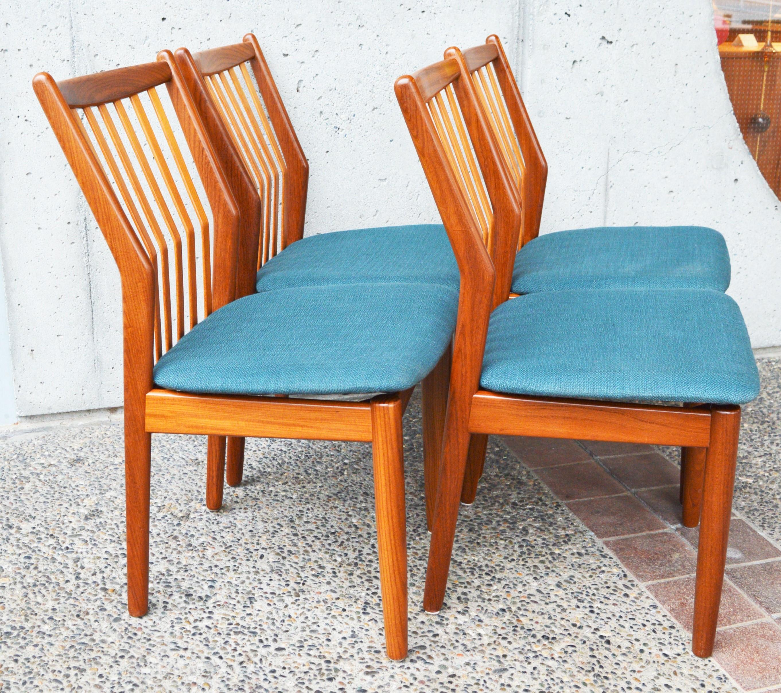 Svend Madsen Set of 4 Danish Teak Dining Chairs with Bent Backs & New Teal Tweed In Good Condition For Sale In New Westminster, British Columbia