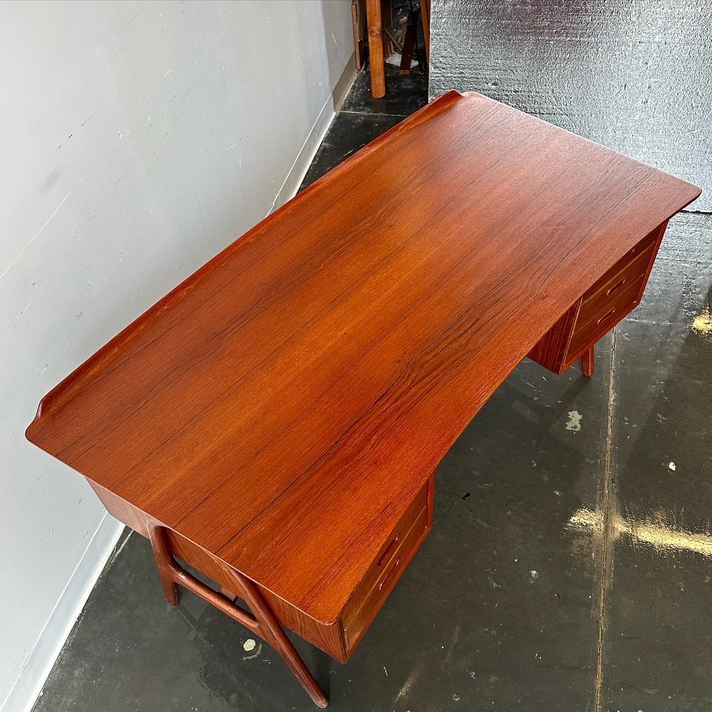 Svend Aage Madsen for Sigurd Hansen Mid Century Curved Front Teak Desk

Phenomenal danish desk designed by architect Svend A Madsen circa 1960.

Desk measures: 58 wide x 28 deep x 29 high, with a chair clearance of 26 inches