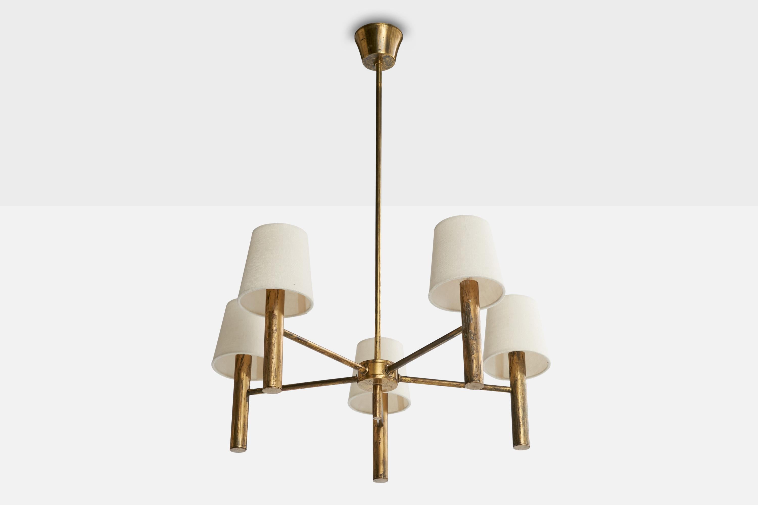 Lampadario in ottone e tessuto bianco disegnato da Svend Mejlstrøm e prodotto da MS Belysning, Danimarca. C.C. anni '60.

Dimensioni complessive (pollici): 27,25