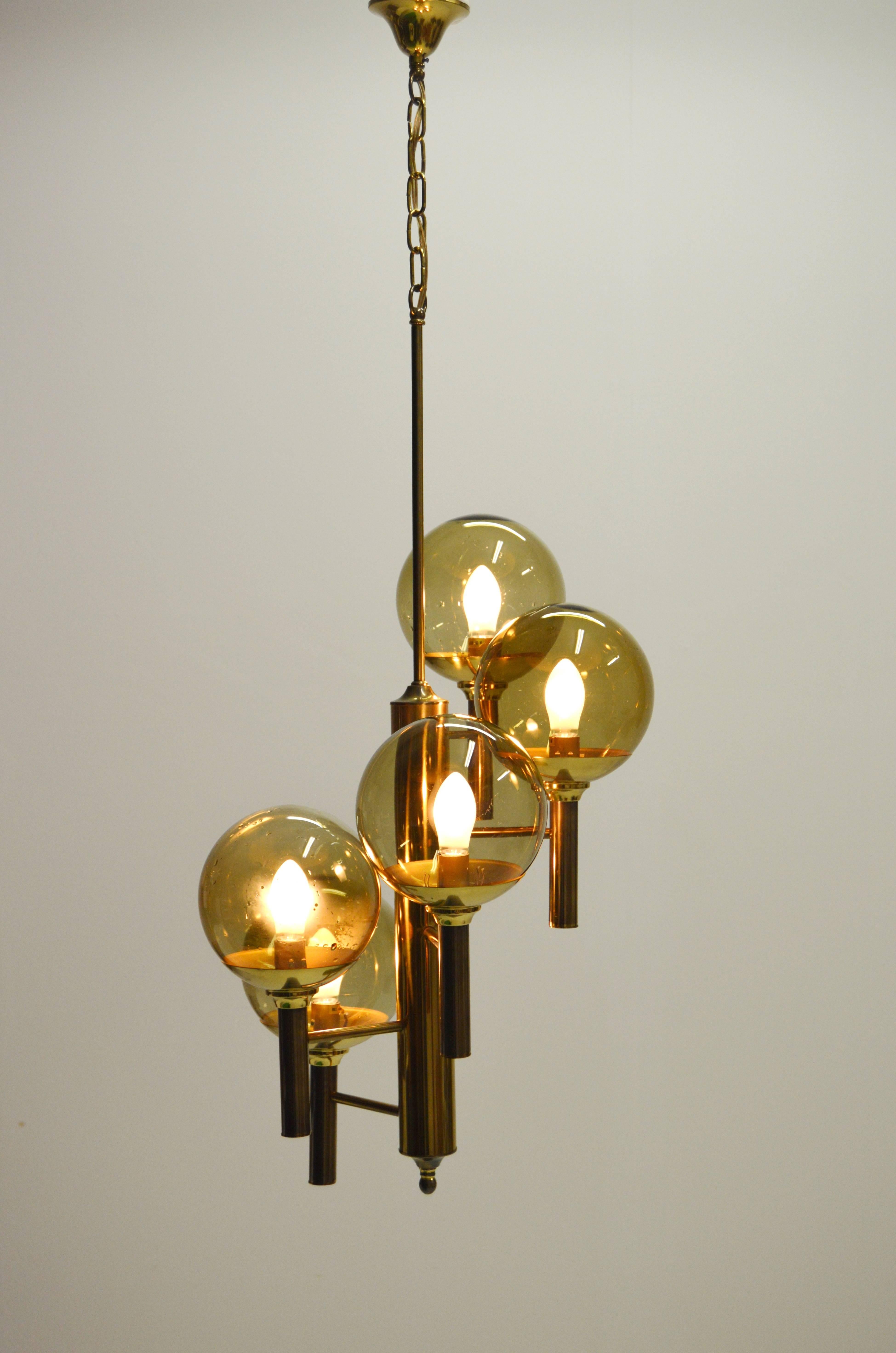 -Design Svend Mejlstrom, Norway
-Brass and glass
-circa 1960
-The chain gives opportunity to adjust the height
-Measures: Height 97-115 cm, diameter 40 cm.