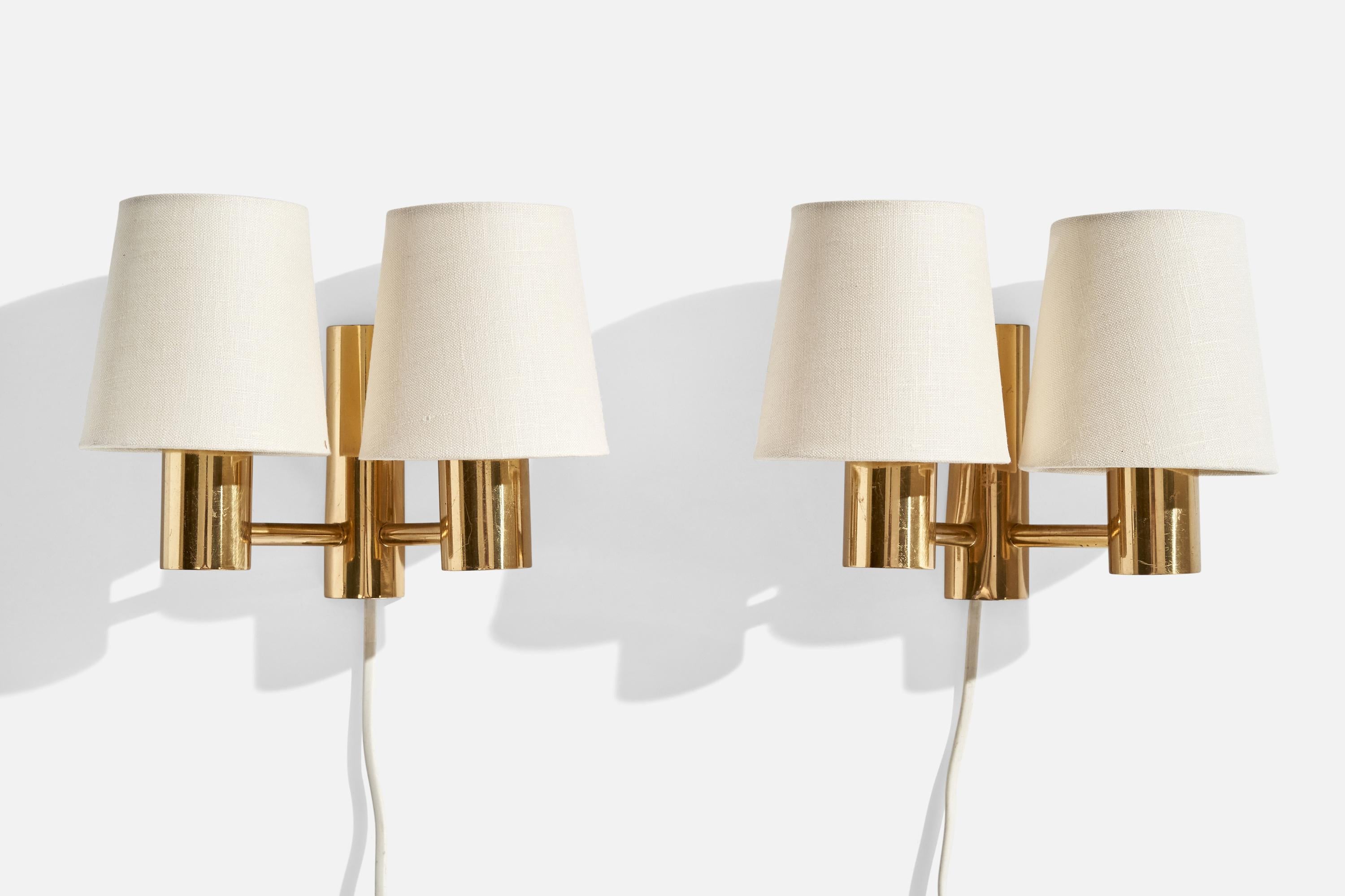 Pareja de apliques de latón y tela blanca diseñados y fabricados por Svend Mejlstrøm, Dinamarca, c. 1960.

Dimensiones totales (pulgadas): 6,5