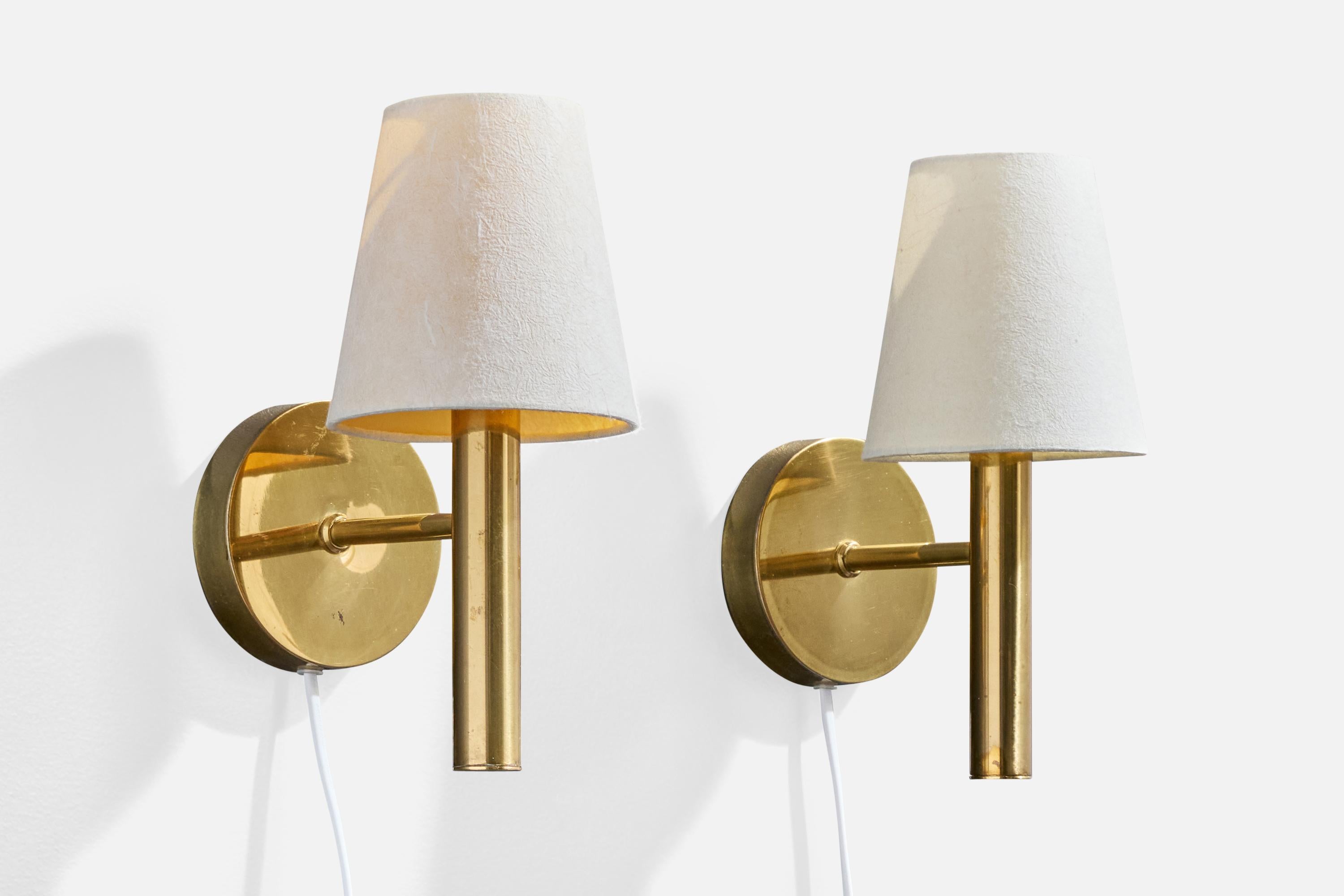 Pareja de apliques de latón y papel pergamino blanco roto diseñados por Svend Mejlstrøm y producidos por MS Belysning, Dinamarca, c. 1950.

Muy ligera oxidación presente en todo el latón. 

Dimensiones totales (pulgadas): 9,75