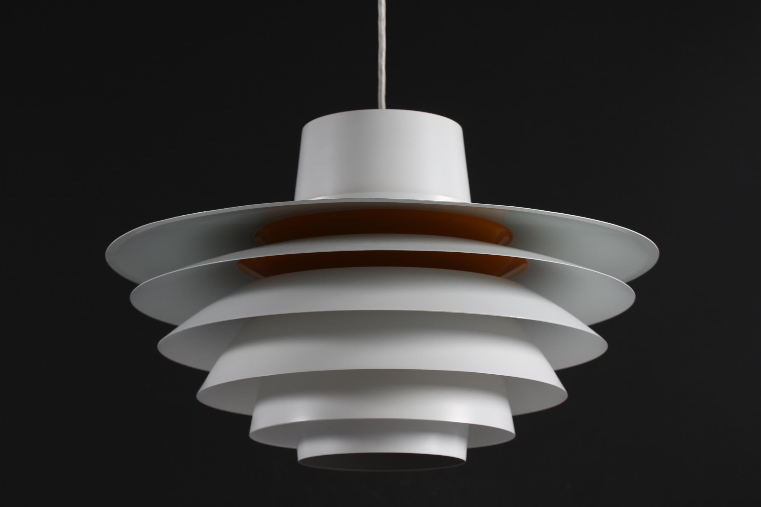 Danish Verona ceiling lamp/pendent light designed by Svend Middelboe in 1978 and manufactured by Nordisk Solar in the 1980s
This is a rare version pendant made of metal with white and yellow lacquer. The inside core is yellow which is hard to