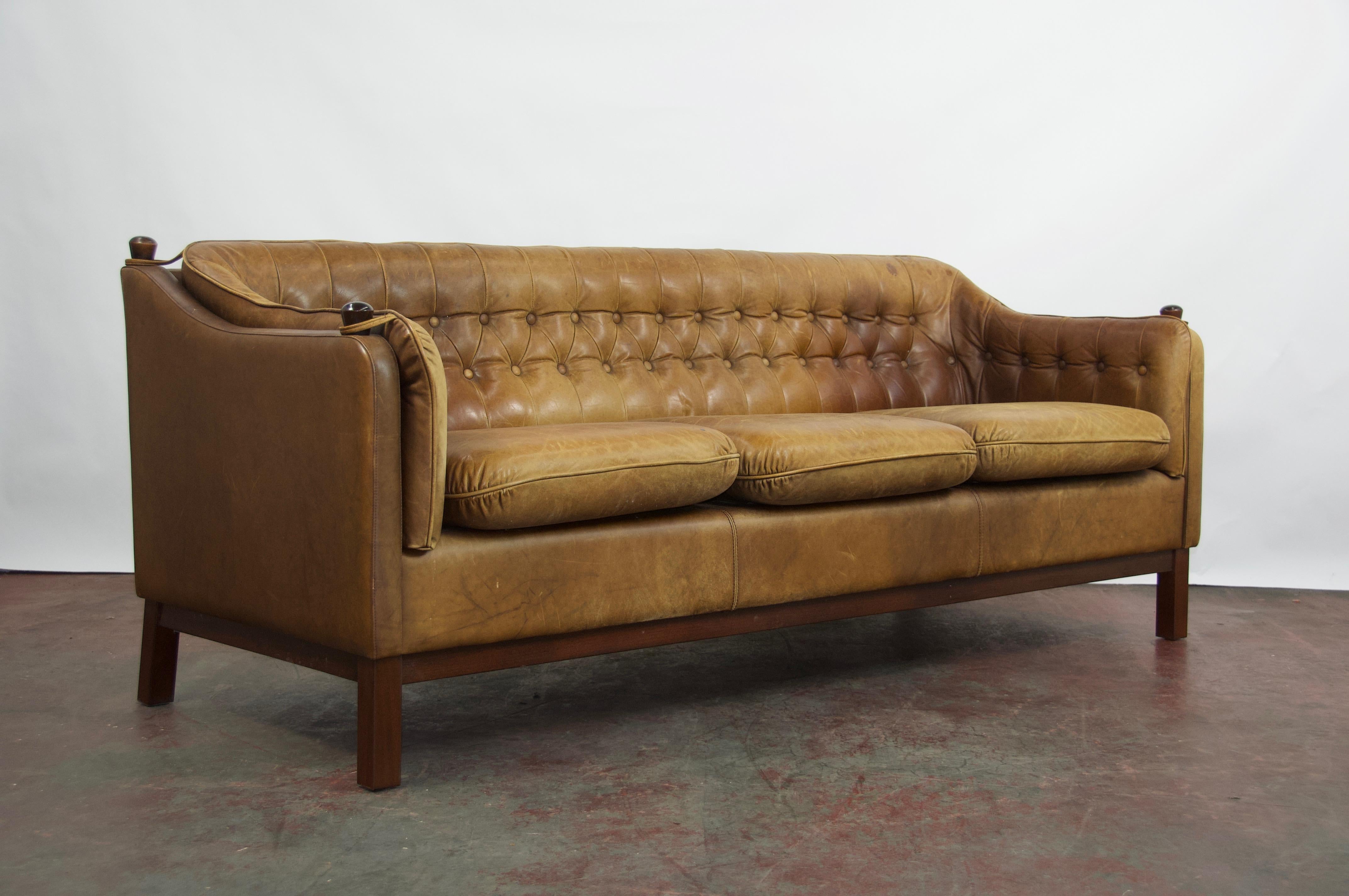 Svend skipper leather sofa for Skippers Mobler. Tufted cognac leather.
Vintage leather patina.