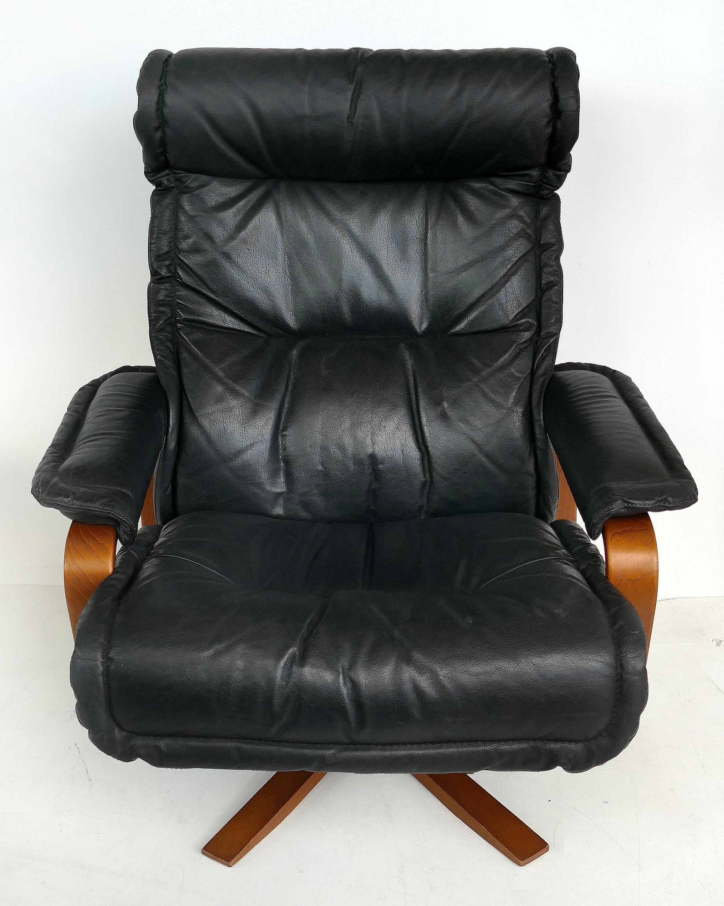 Svend Skipper for Skippers Mobler reclining armchair and ottoman in teak

Offered for sale is a reclining leather and teak lounge chair and ottoman by Svend Skipper for Skippers Mobler. The chair reclines completely flat. The chair and ottoman