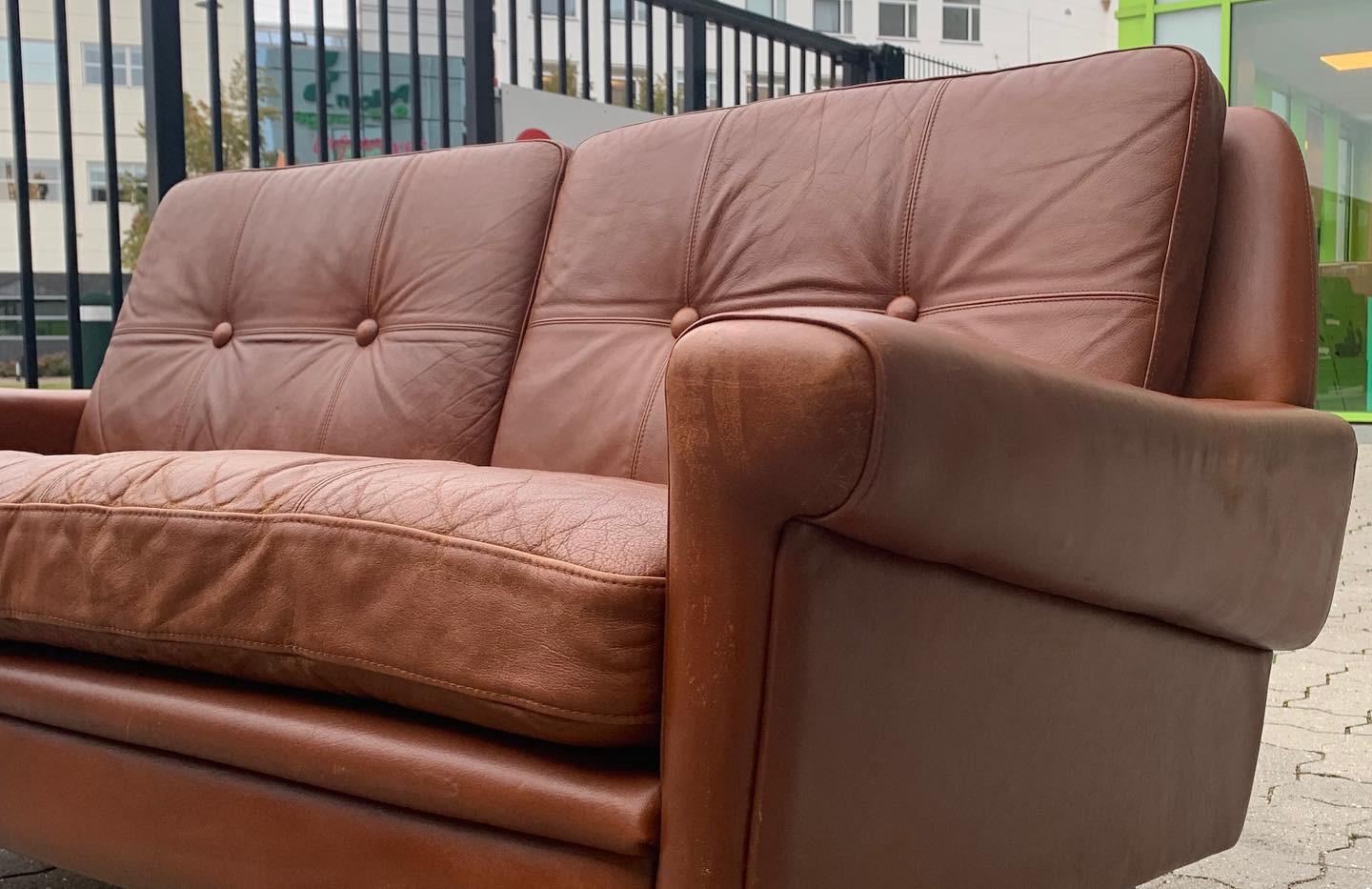 Svend Skipper Lounge Sofa by Skippers Furniture Denmark 1960s, tapered legs and cognac colored leather, rare model, very good vintage condition.
