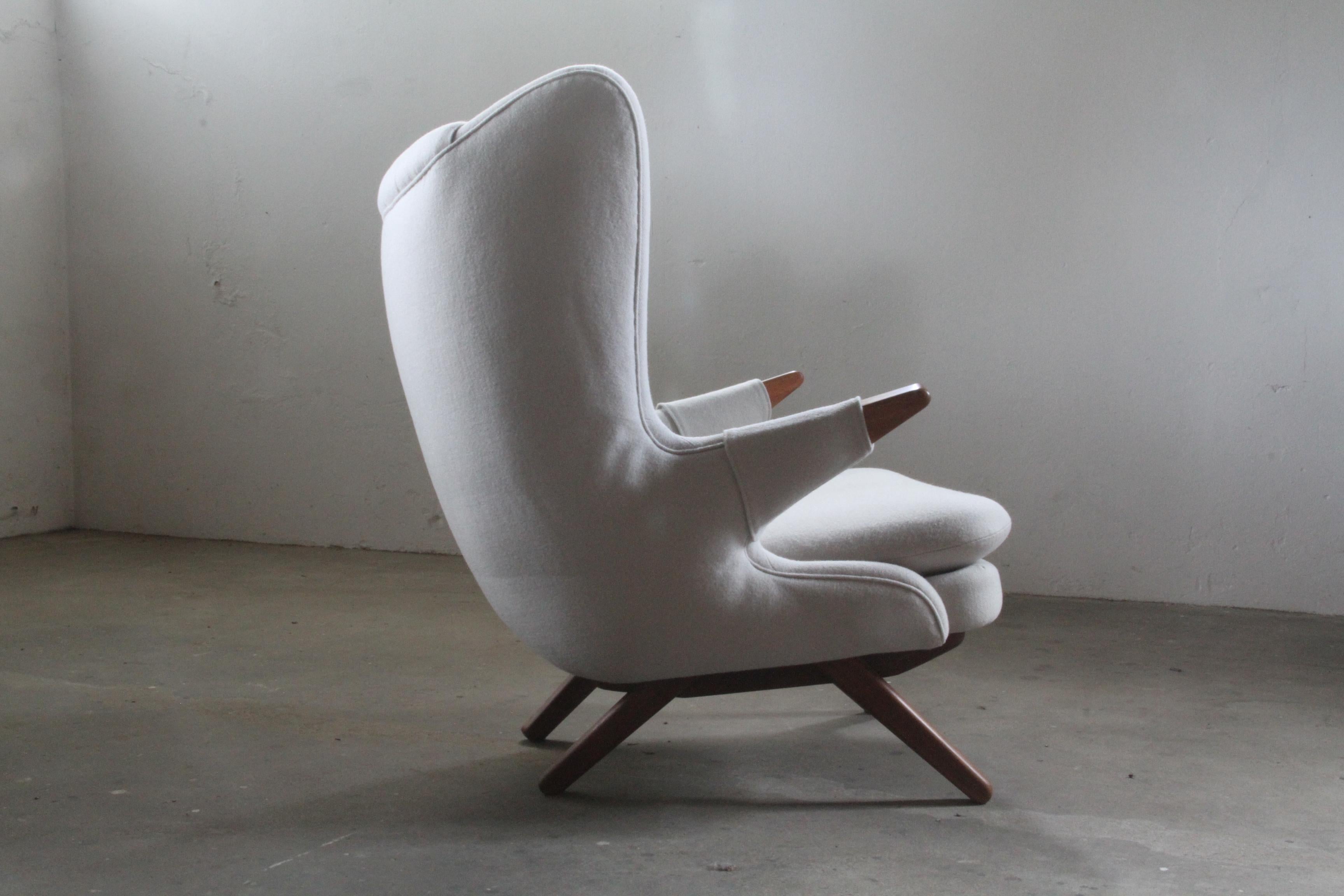 Pour faire le lien entre les styles modernes d'aujourd'hui et le savoir-faire du passé, il est essentiel de savoir comment entretenir vos meubles. Cette rare paire de chaises Svend Skipper modèle 91, également connues sous le nom de chaises Papa