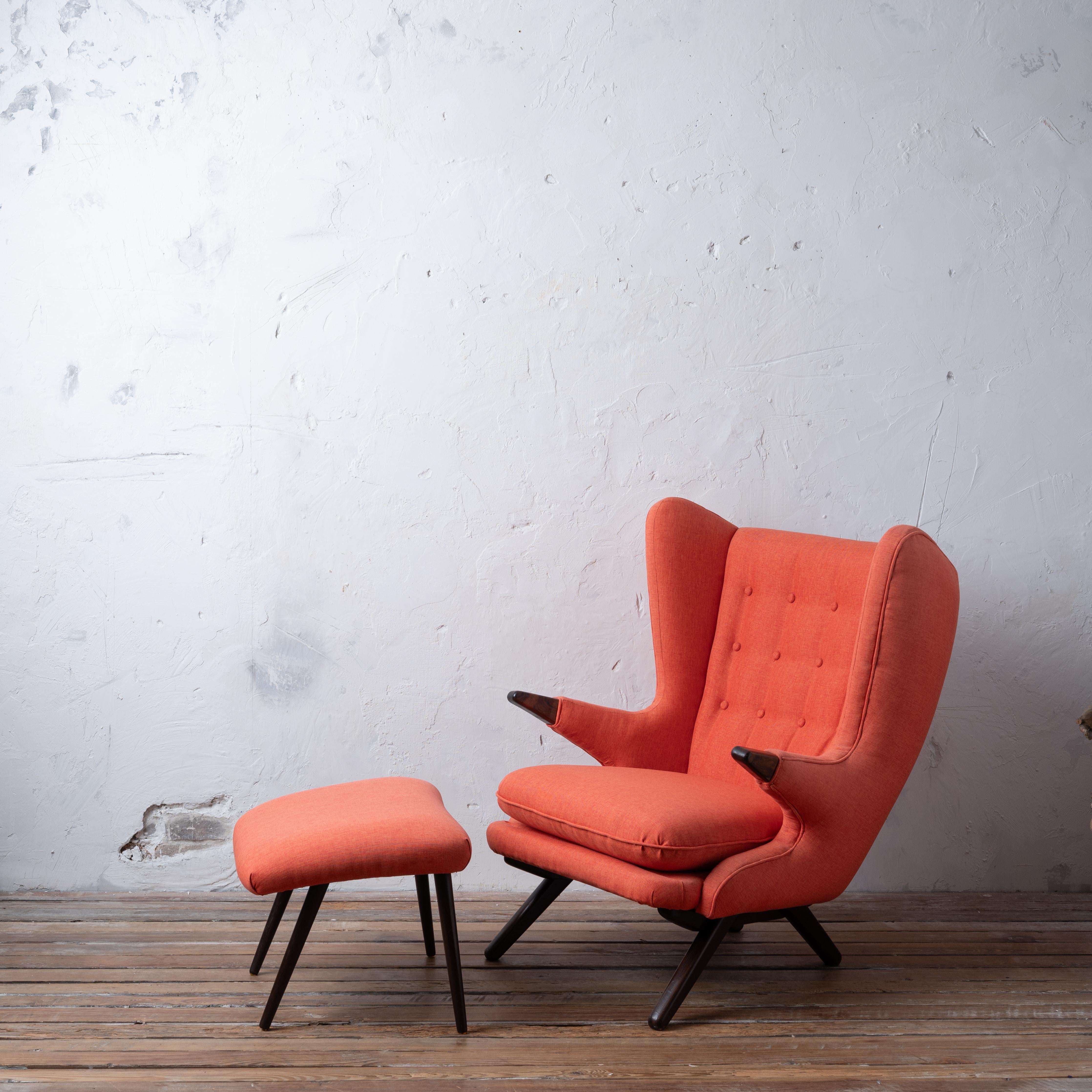 Fauteuil à oreilles et ottoman Svend Skipper Model 91, années 1960.
Pieds et poignées en bois de rose. Rembourré en orange. 

32 pouces de large par 32 pouces de profondeur par 38 ½ pouces de haut

ottoman : 21 pouces de large par 17 ½ pouces de