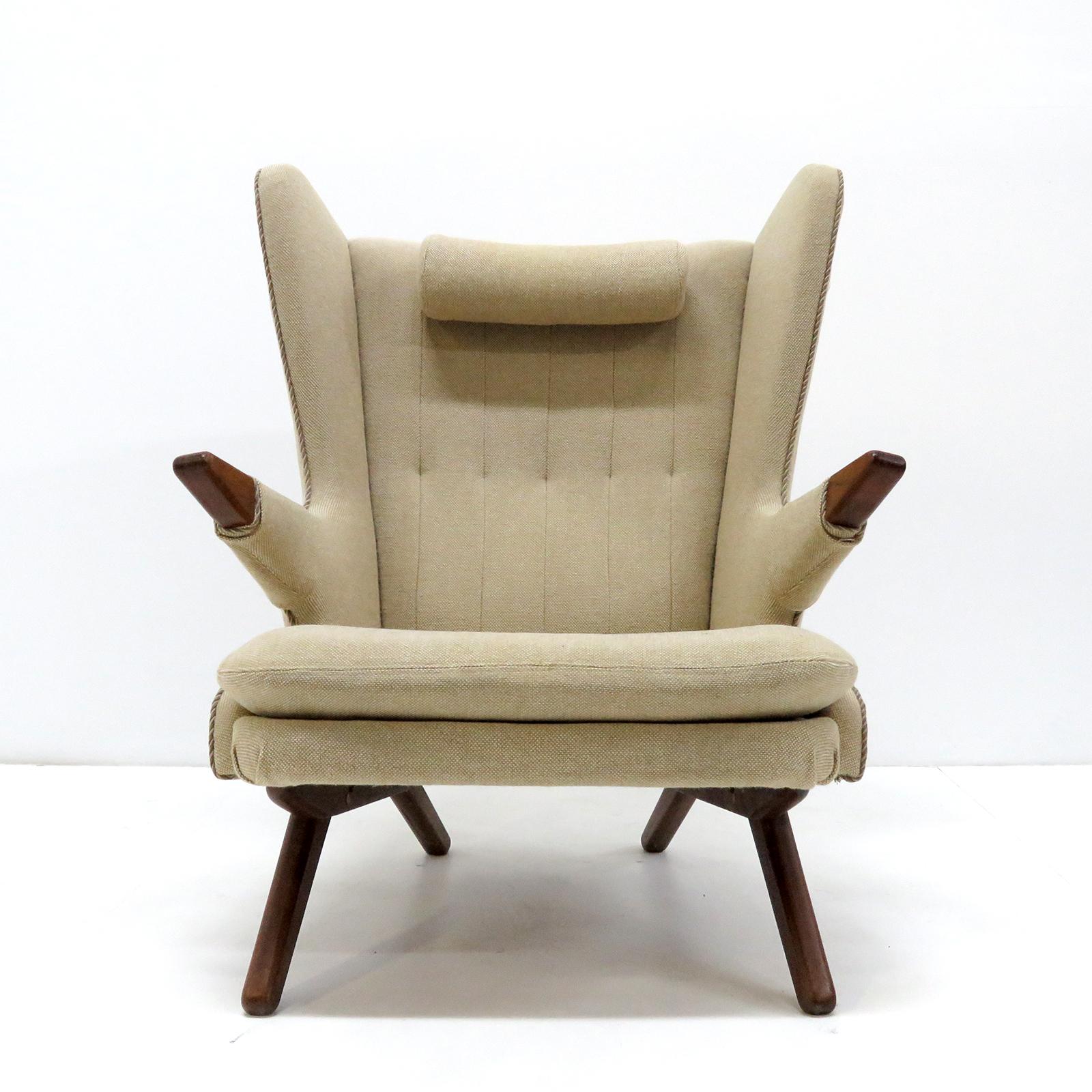 Rare high wing back lounge chair 'Model 91' by Svend Skipper for Skipper Møbelfabrik, 1950, upholstered in linen with a solid teak base and organic teak hand rests, removable arm covers and counterweight headrest. Striking silhouette with wonderful
