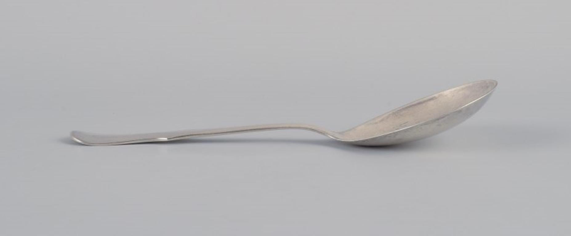 Svend Toxværd, Danish silversmith.
Serving spoon in sterling silver.
1930-1940s.
In excellent condition.
marked.
Dimensions: L 18 x D 5.7 cm.