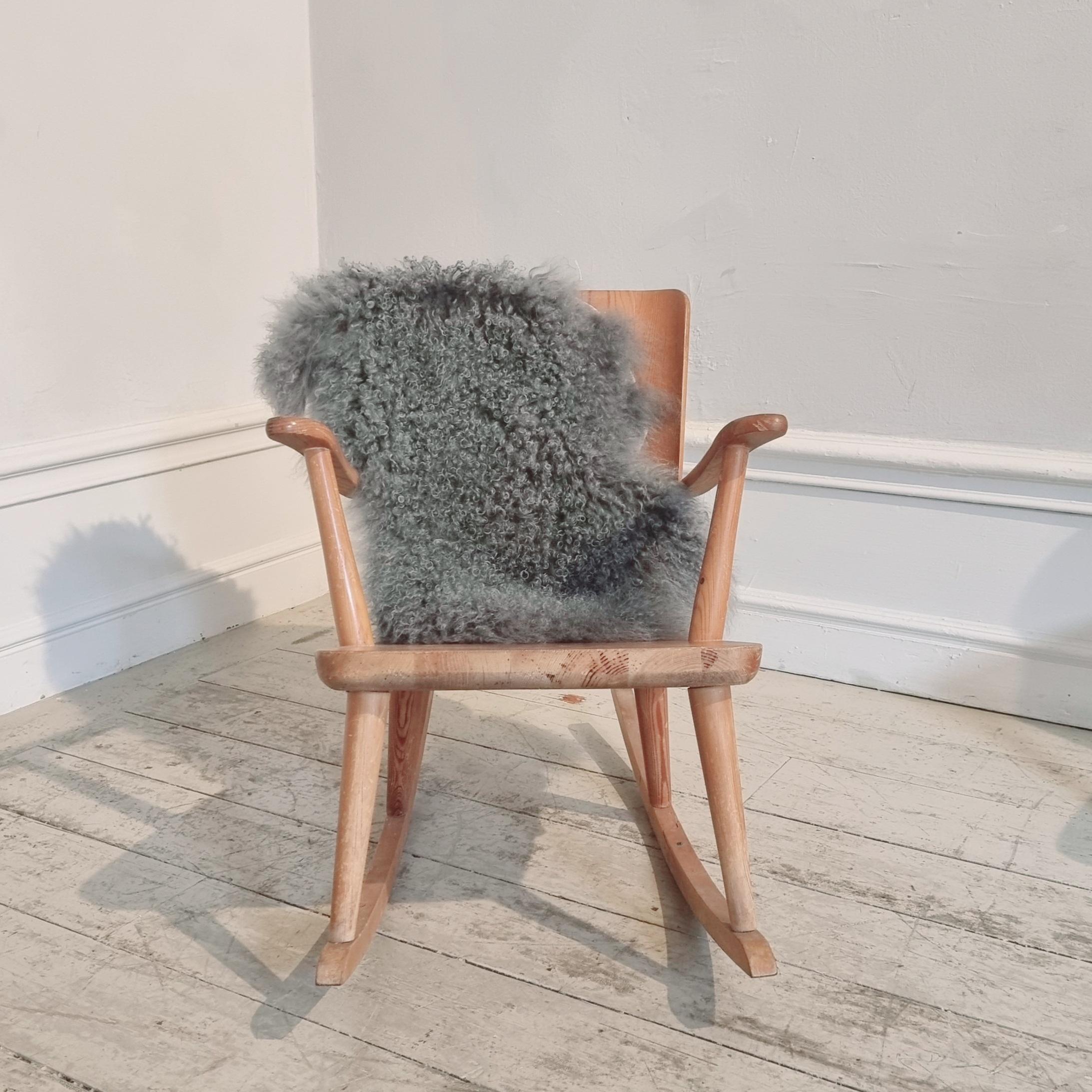 Svensk Fur 513 Rocking Chair for Karl Malmvall, Sportstugemöbel. Sweden 1940/50s For Sale 3