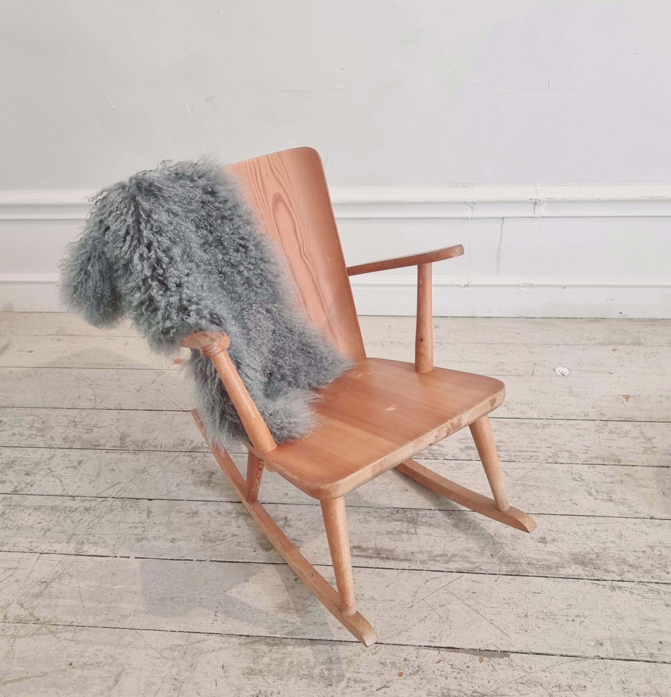 Rocking chair in pine designed by Göran Malmvall, Svensk Fur - series model 513 for Karl Andersson & Söner. Sportstugemöbel, a part of the trend of Sportstugor / cabins with focus on sport activities as skiing, built in Sweden during the