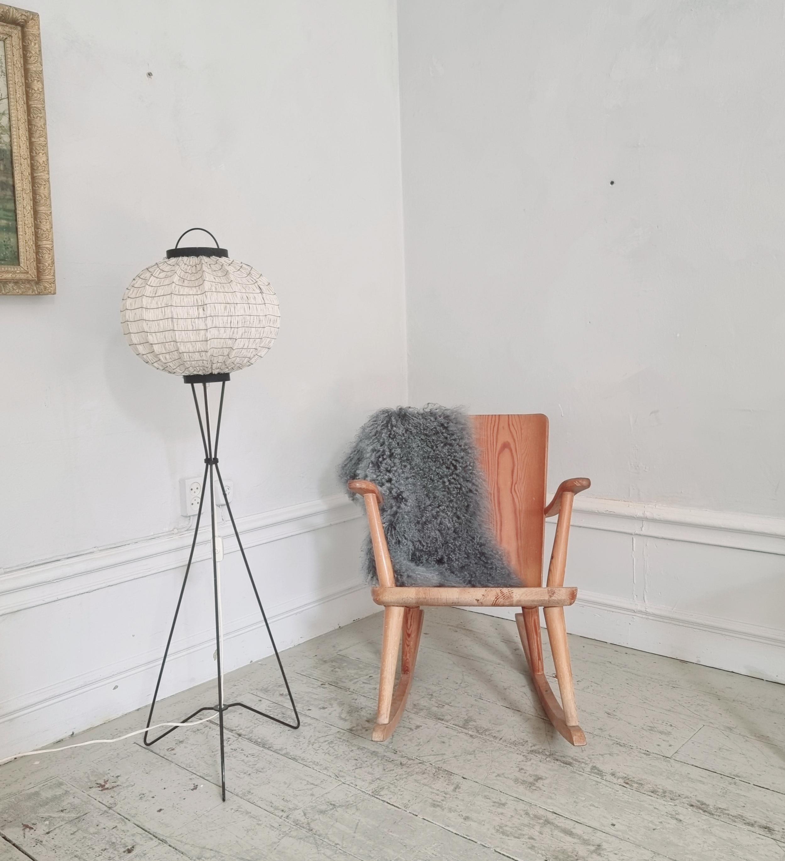 Pine Svensk Fur 513 Rocking Chair for Karl Malmvall, Sportstugemöbel. Sweden 1940/50s For Sale