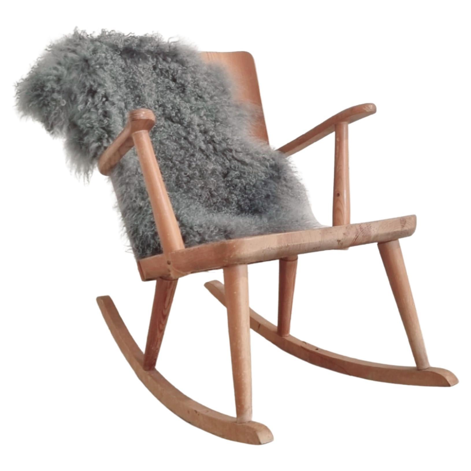 Chaise à bascule Svensk Fur 513 pour Karl Malmvall, Sportstugemöbel. Suède 1940/50s